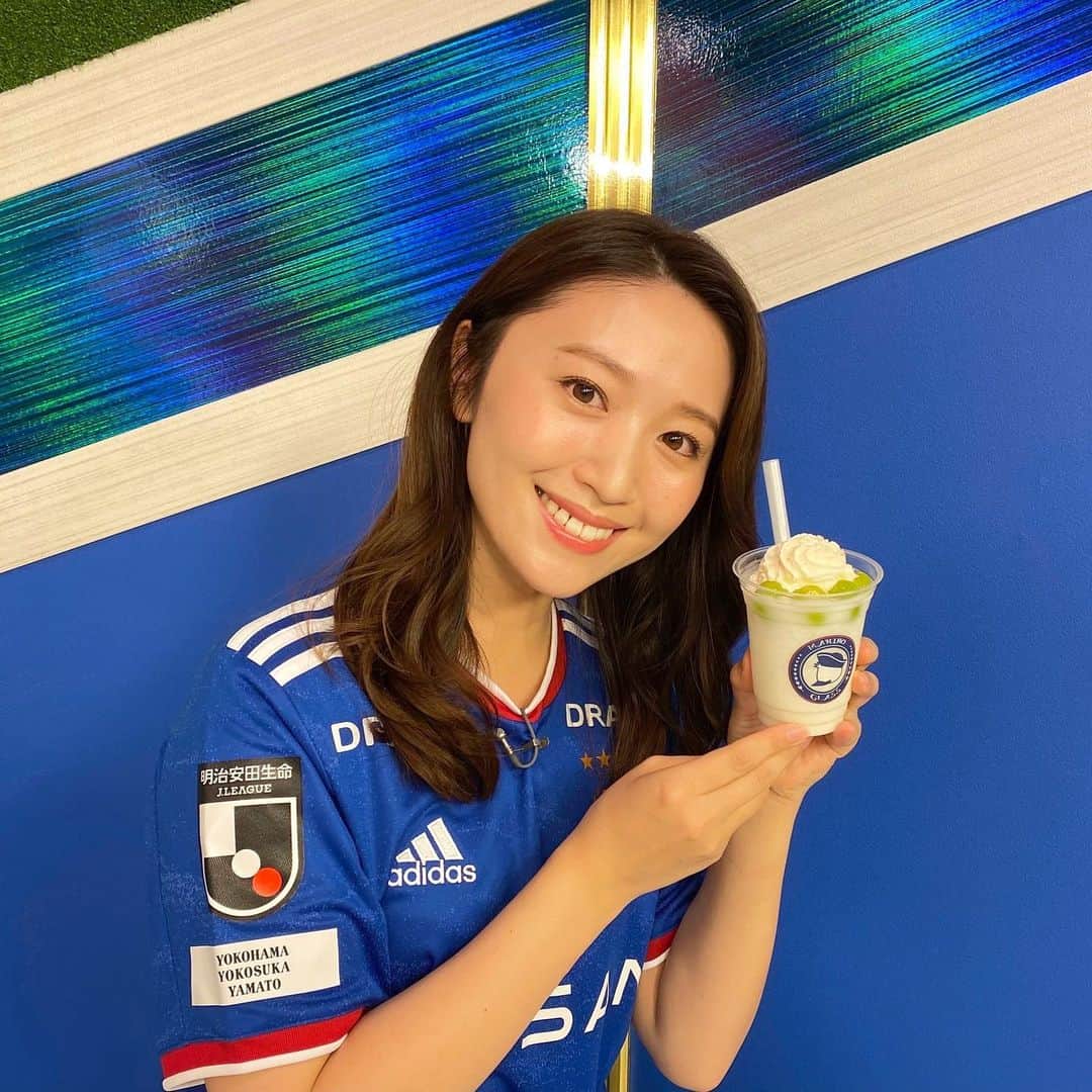 のインスタグラム：「. 今夜もキクマリをご覧いただいたみなさま ありがとうございました💙 ９ゴール…時間が足りませんでした😂 そして終始テンション上がりっぱなしでした😂 . 最後にいただいたマリノグラス マスカット めちゃくちゃ美味しかった🤤💚 たぶん明日も買いに行ってると思います…（笑）  明日の鹿島戦も楽しみだぁぁぁ！！✨ アツい夜にしましょう😎 . この写真、波戸さんに撮ってもらったのですが11proの画質の良さに驚きます😂😳 . #キクマリ#fmarinos」