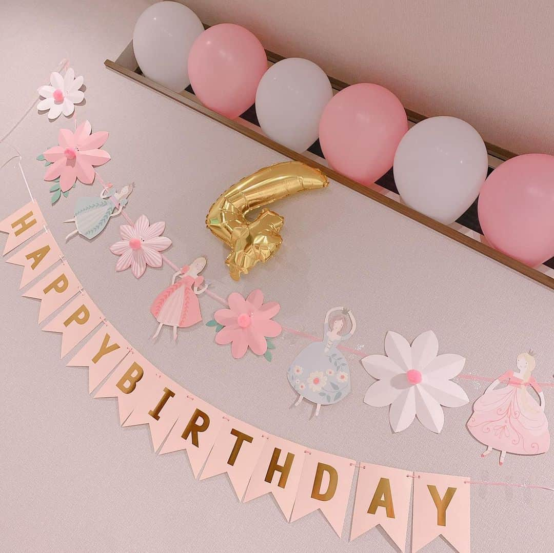 花里まなさんのインスタグラム写真 - (花里まなInstagram)「娘が4歳の誕生日を迎えました🎂小さく産まれた娘ですが、今は平均よりも大きく健康に育っています👧✨  これからも色々なことを吸収して、明るく元気に心も身体も大きく成長してほしいです✨そして私も娘と共に成長して行きたいです✨  #四歳 #happybirthday #プリキュア　が大好きな娘👧」8月27日 23時30分 - aiko_mana18