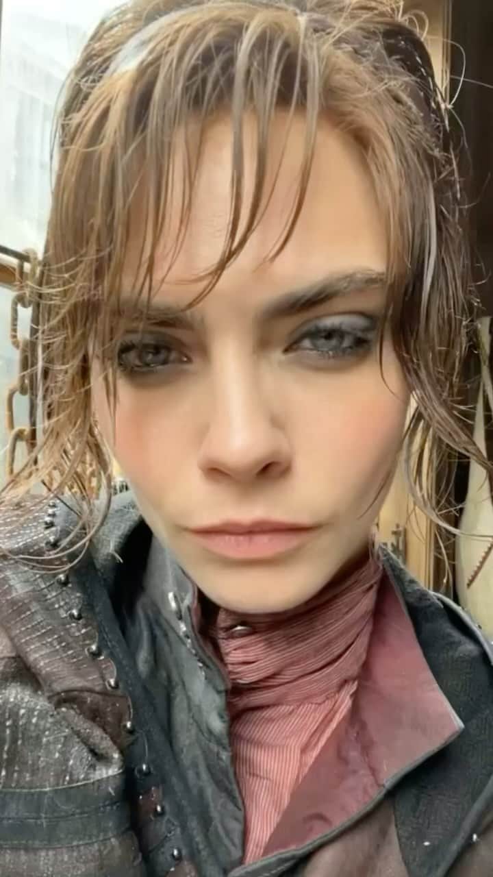 カーラ・デルヴィーニュのインスタグラム：「Acting is... waiting #carnivalrow #setlife」