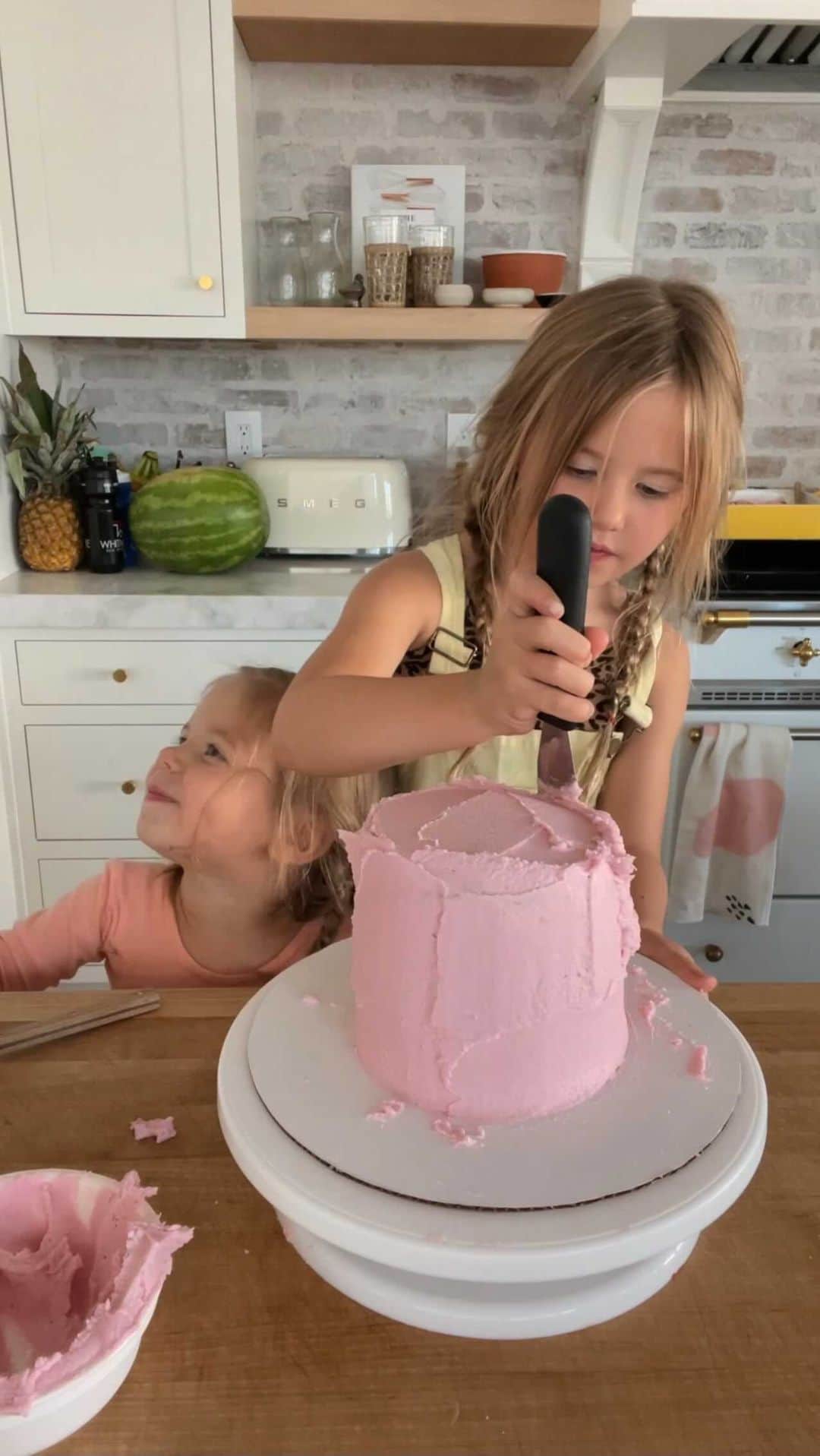 Amber Fillerup Clarkのインスタグラム：「We have been watching bake squad with the kids and she wants to be a baker now .. I would say she’s off to a good start 💓」
