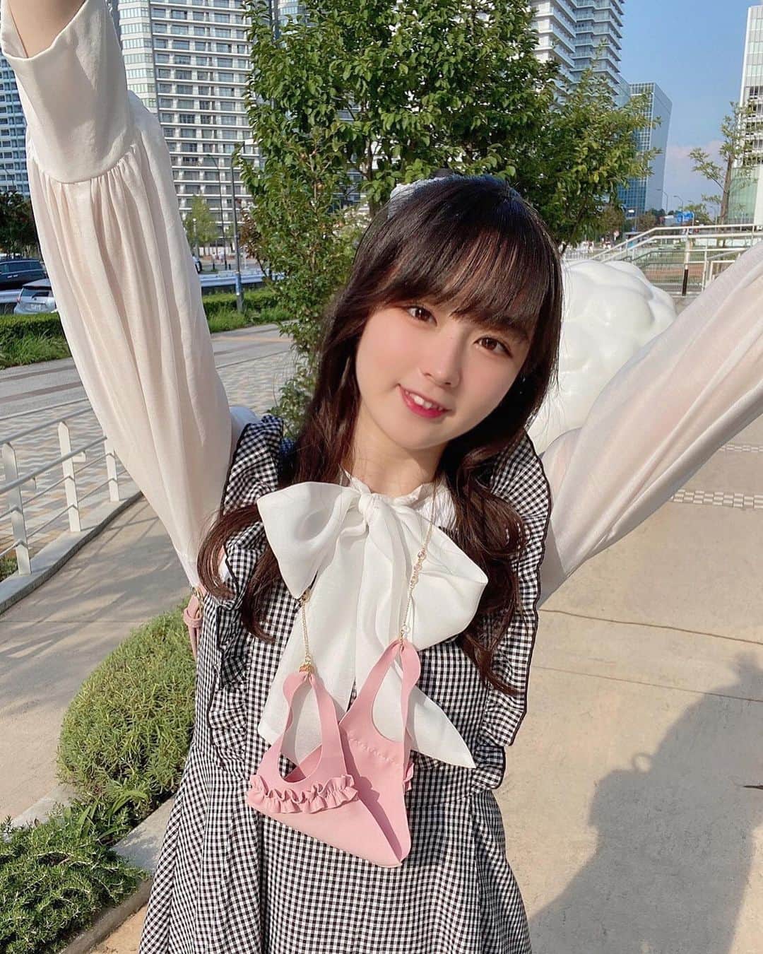 高田もものインスタグラム：「. マスクチェーンもずっとさがしてたんだけど . 可愛いものに出会えて嬉しくなった✌️ @samantha.vega_official  . 最近また勇者ヨシヒコを見返してるんだけど面白すぎてずーっと笑ってる！ . みんなのおすすめもおしえてほしいな！！！！ . ありがとう！！！ . かしこ . #高田もも #かしこってなに #かしこ #instagood #instagram #evelyn #サマンサベガ #samanthathavasa #samanthavega #量産 #量産型コーデ #お嬢様コーデ #ハーフアップ #ロングヘア #レイヤーカット #マスクチェーン #リボン」
