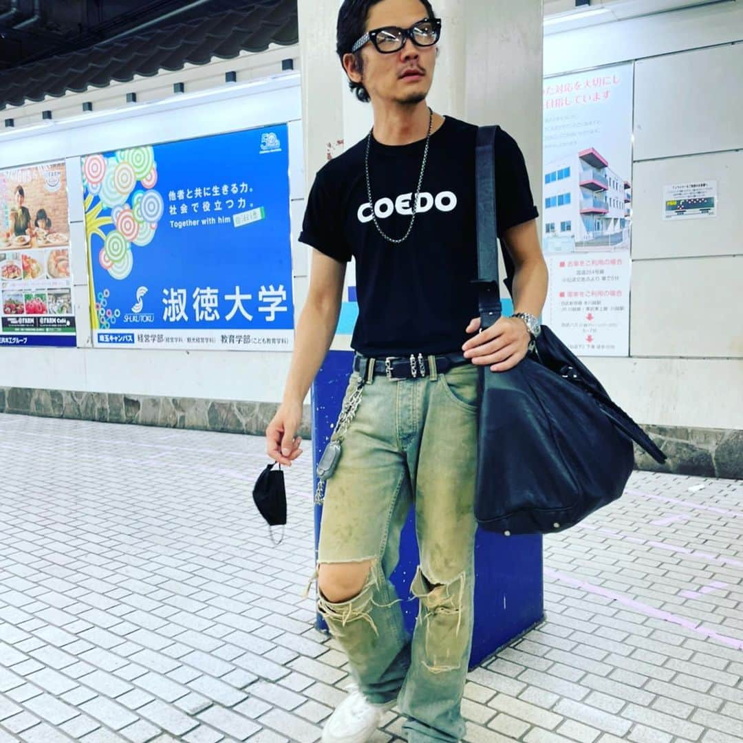 庄村聡泰さんのインスタグラム写真 - (庄村聡泰Instagram)「#サトヤスタイリング  眼 @effector.eyewear  上 @coedobrewery お味も去る事ながら大前提としてロゴがカッコいいのよね 下 #pledge と言うかつて存在していた日本のブランドですデニムの加工具合が良過ぎてずっと穿いてます 靴 #nikeairforce1  銀 @chromeheartsofficial  鞄 @balenciaga   @life.is.rose  @s.asagiri  昨夜はインスタライブありがとうございました！」8月27日 23時40分 - shomurasatoyasu