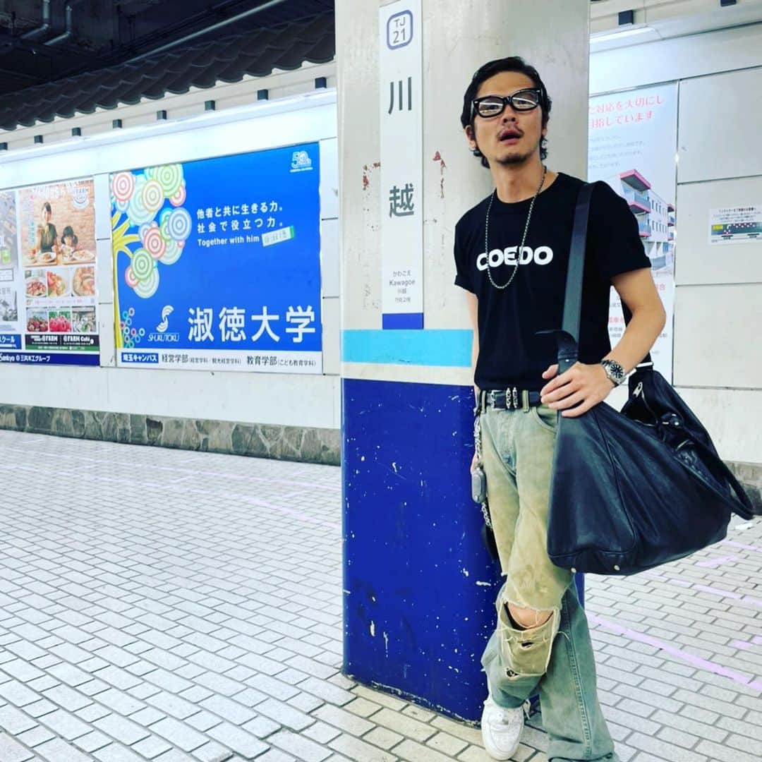 庄村聡泰のインスタグラム：「#サトヤスタイリング  眼 @effector.eyewear  上 @coedobrewery お味も去る事ながら大前提としてロゴがカッコいいのよね 下 #pledge と言うかつて存在していた日本のブランドですデニムの加工具合が良過ぎてずっと穿いてます 靴 #nikeairforce1  銀 @chromeheartsofficial  鞄 @balenciaga   @life.is.rose  @s.asagiri  昨夜はインスタライブありがとうございました！」