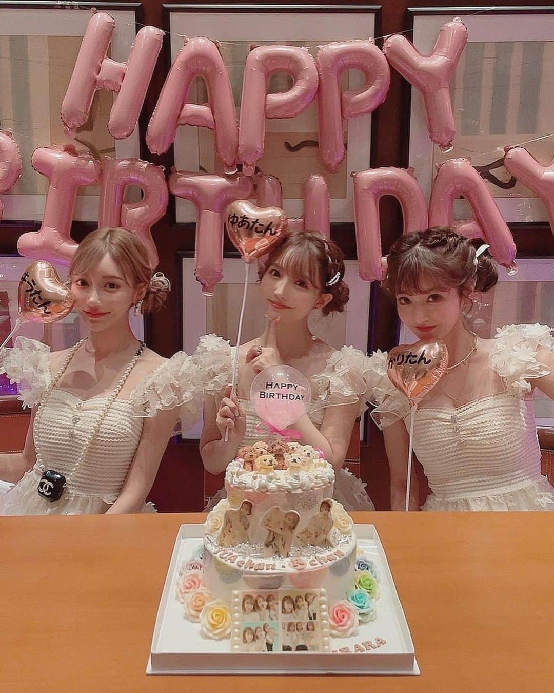 三上悠亜さんのインスタグラム写真 - (三上悠亜Instagram)「みつごです😽  きぃたまが 私とカリたんのお誕生日を 盛大にお祝いしてくれました🥺  もうめちゃくちゃすごくて さすがの一言でした🥲💓💓  サプライズありすぎて、 こんな彼氏いたら最高だなぁ。って思ってた🥰笑 男前なすきぴです🥺  3人のオソロもまた増えて お洋服も髪型も全部お揃いで こぎみゅんカフェにも行けたの🧁🤍  オソロのお洋服は @bouquetdemariee.shop のものだよ🌼  色々考えてくれたきぃたん いきなりオソロでプレゼントしてくれたカリたん、 2人ともずっと大事にしたいです🥰 だいすきっ！！💗」8月27日 23時52分 - yua_mikami