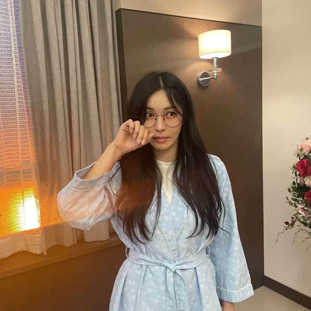 キム・ソヨンのインスタグラム：「😁도비서님 안경~ㅎㅎㅎ」