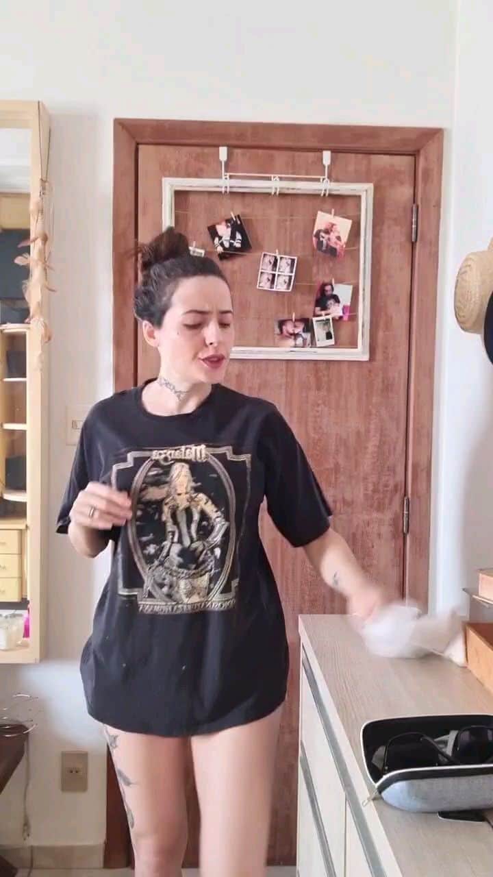 Anna Vargasのインスタグラム：「Fiz parceria com a @urban.police e trouxe esse descontão para vocês: 50%OFF em qualquer produto do site!!! Os modelos são lindos, todos com proteção UV400. Tem masculino, feminino e infantil também. Eu tô apaixonada por esse do vídeo...😎 Galera, os preços já são ótimos normalmente. Com esse desconto então, dá pra ir lá e comprar um de cada estilo! Aproveitem!!!🤩💃🏻 Não esquece de colocar o cupom MYST50 na hora de finalizar a compra. Beijos! 😘 . #glasses #sunglasses #urbanpolice #fellinggood」