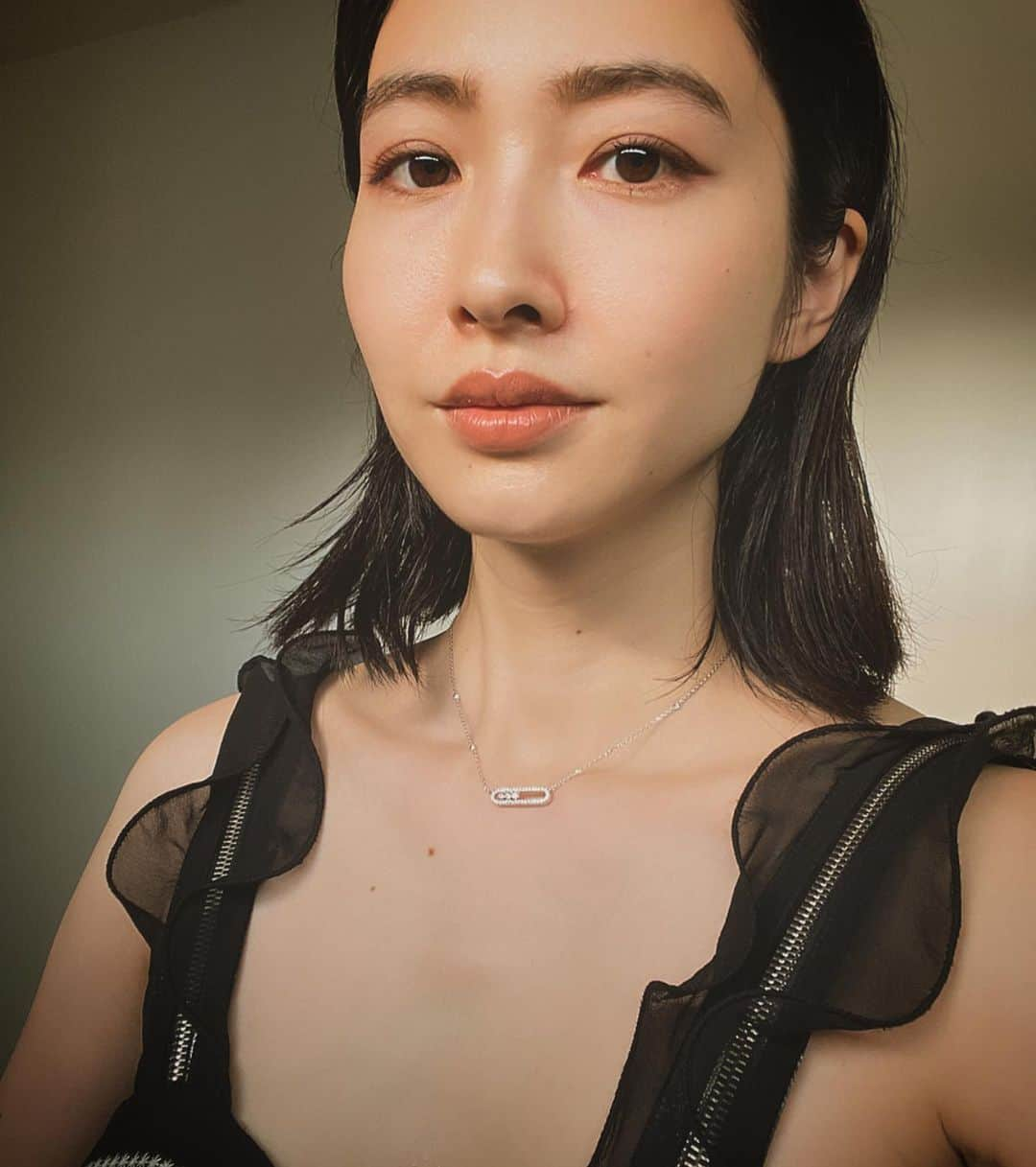 絵美里のインスタグラム：「MESSIKA💫 3つのダイヤモンドがスライドするBABY MOVE PAVÉ NECKLACE✨  パリのジュエリーブランド メシカが国内二店舗目となるブティックを伊勢丹新宿にオープン！どのジュエリーもほんと繊細で素敵✨ . . . . . . . . #messikajapan #messikajewelry #isetanshinjuku #伊勢丹新宿 @messikajapan  @isetan_shinjuku」