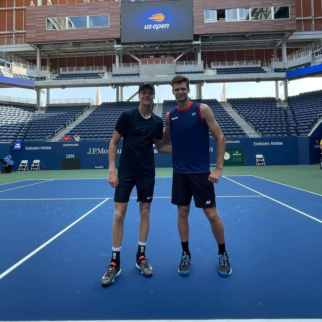 フベルト・フルカチュさんのインスタグラム写真 - (フベルト・フルカチュInstagram)「Great first hit at @usopen with @janniksin」8月28日 2時57分 - hubihurkacz