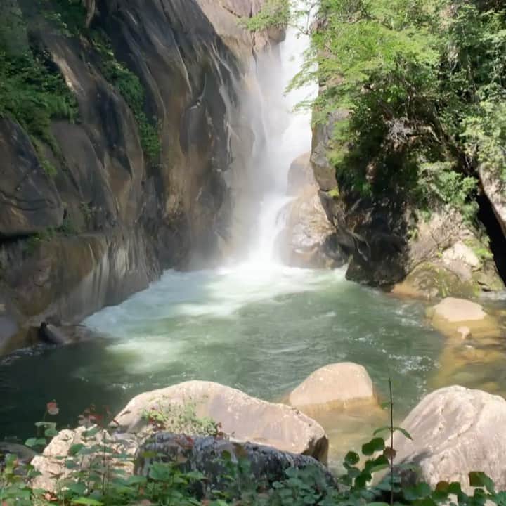 佐藤朱のインスタグラム：「#昇仙峡 #山梨 #夏に行きたい #滝 #ドライブ #森林浴 #japan #yamanashi  #shosenkyo  #waterfall #nature  #trip #drive」