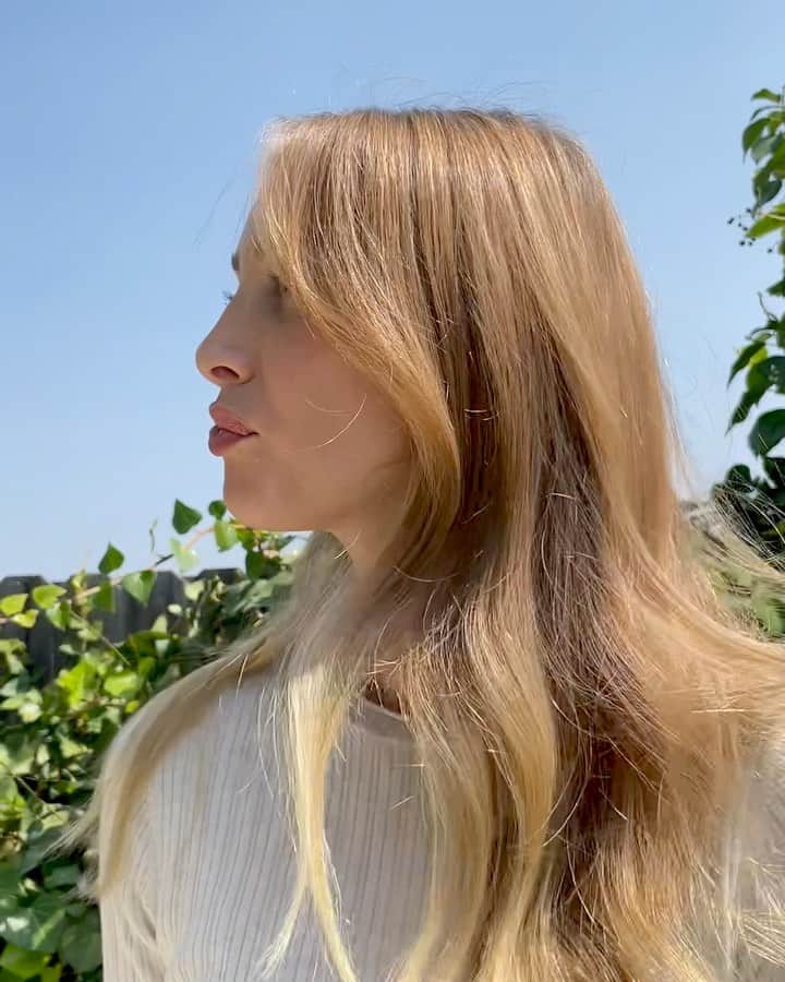 ホイットニー・ポートのインスタグラム：「MINT BREAK.    Raise your hand 🙋🏼‍♀️ if you have been feeling like a little socially awk lately. There is just so much going on right now, I feel like my head is spinning and I can't find my footing to feel comfortable in social situations. So strange but I have been looking into ways to calm my nerves and everyone kept telling me to try the CBD route. I have tried @feals oil and loved it in the past but now they have a mint which is amazing. When I need a quick sense of calm I pop one and they act so fast. They have 20 mg of CBD, are vegan, and contain Xylitol (a natural sweetener). Share a mint with a friend. Everyone always needs one, especially this one. Become a Feals member today and use code: WHITNEY for 50% off your first order. #ad #bettermints」