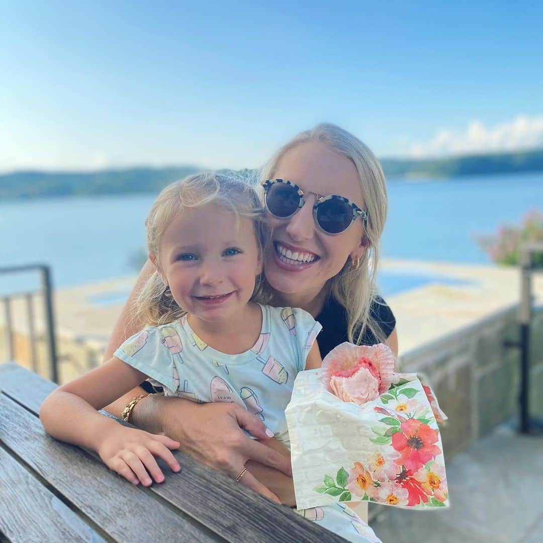 ブルック・パンケーキのインスタグラム：「These little munchkins keep me on my toes but keep my heart so full! I love watching them grow into their own person and seeing the world through their eyes!  We can’t wait to meet baby #3 in a few weeks and add to our crazy, fun clan!」