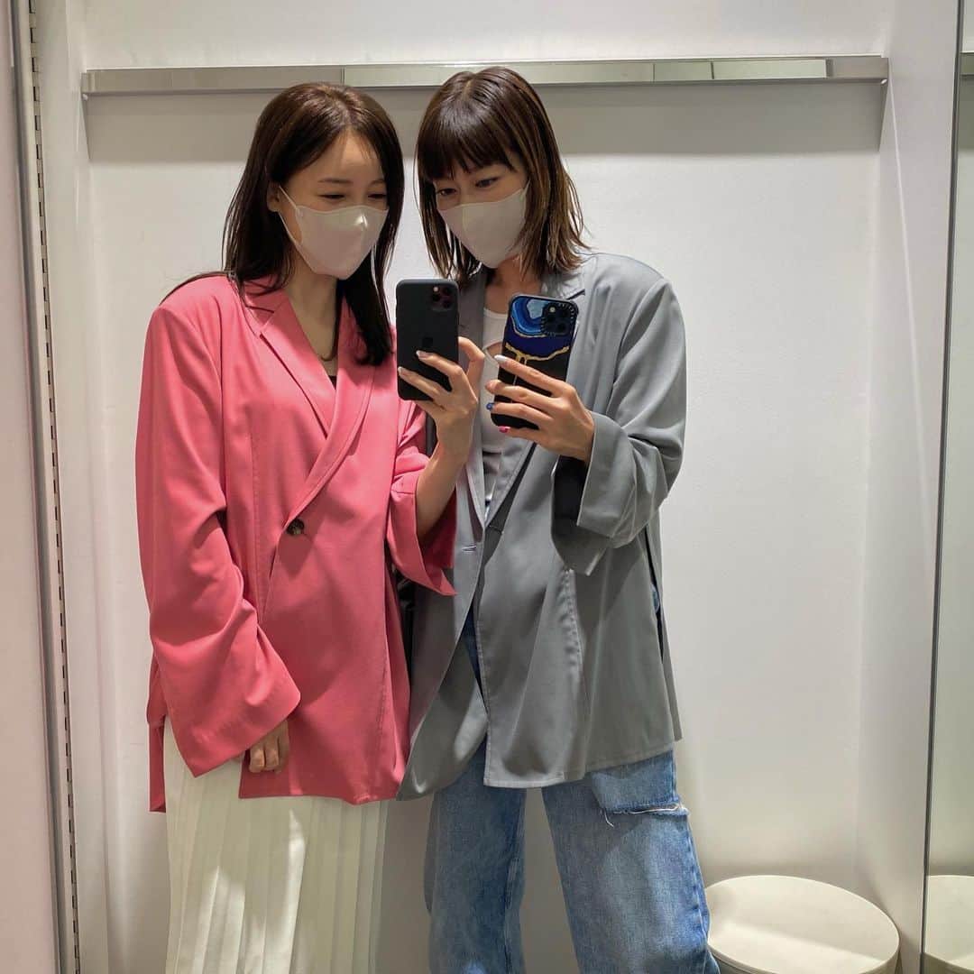 のインスタグラム：「去年 @_irene__official_ のピンクジャケットを買い、今年は @lecielbleu_official のピンクジャケットを購入👛 今年の濃いめの青みピンクカラーが大の好みで袖を通してすぐ即決でした🦩  そんなつもりじゃなかったのに、、 思わぬ出会いに胸キュンしてしまった..💘  ファッションのトキメキがないと生きていけません😮‍💨  気持ちも明るくなる💖🧚🏻‍♀️🛍  #マスクお揃い #実はデニムもお揃い」