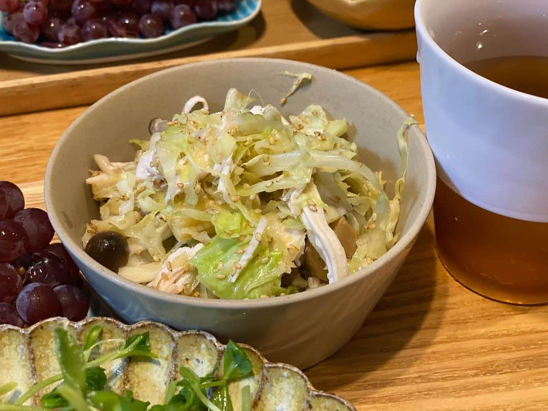 クロさんのインスタグラム写真 - (クロInstagram)「昨日の晩御飯👩🏽‍🍳🤍 ⁡ ✔︎豆苗とミョウガの豚しゃぶサラダ ✔︎鶏ムネ肉とキャベツの中華和え ✔︎大根とワカメのお味噌汁（汁少なめ） ✔︎椎茸焼き ✔︎デラウェア でした！！ ⁡ @utosh さんのレシピ美味しかった♩ 詳しくはブログに書きました〜💕💕💕 ⁡ #定食ご飯 #今日の晩御飯 #つくりおき食堂まりえ #お家ごはん #おうちごはん #時短ご飯 #dinner #簡単レシピ #レシピ #電子レンジご飯 #時短レシピ#yummy #delistagrammer #homecooking #tokyo #japanesefood #instafood #foodstagram #クロリサ的自炊 #おうちご飯 #クッキングラム #晩ごはん #instagood #instalike #tokyo #可愛い #大好き」8月28日 15時31分 - kuro_risa