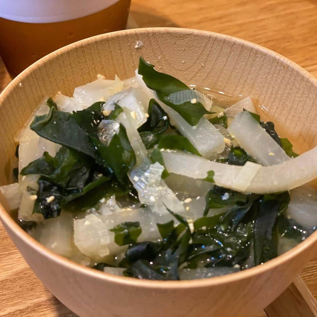 クロさんのインスタグラム写真 - (クロInstagram)「昨日の晩御飯👩🏽‍🍳🤍 ⁡ ✔︎豆苗とミョウガの豚しゃぶサラダ ✔︎鶏ムネ肉とキャベツの中華和え ✔︎大根とワカメのお味噌汁（汁少なめ） ✔︎椎茸焼き ✔︎デラウェア でした！！ ⁡ @utosh さんのレシピ美味しかった♩ 詳しくはブログに書きました〜💕💕💕 ⁡ #定食ご飯 #今日の晩御飯 #つくりおき食堂まりえ #お家ごはん #おうちごはん #時短ご飯 #dinner #簡単レシピ #レシピ #電子レンジご飯 #時短レシピ#yummy #delistagrammer #homecooking #tokyo #japanesefood #instafood #foodstagram #クロリサ的自炊 #おうちご飯 #クッキングラム #晩ごはん #instagood #instalike #tokyo #可愛い #大好き」8月28日 15時31分 - kuro_risa