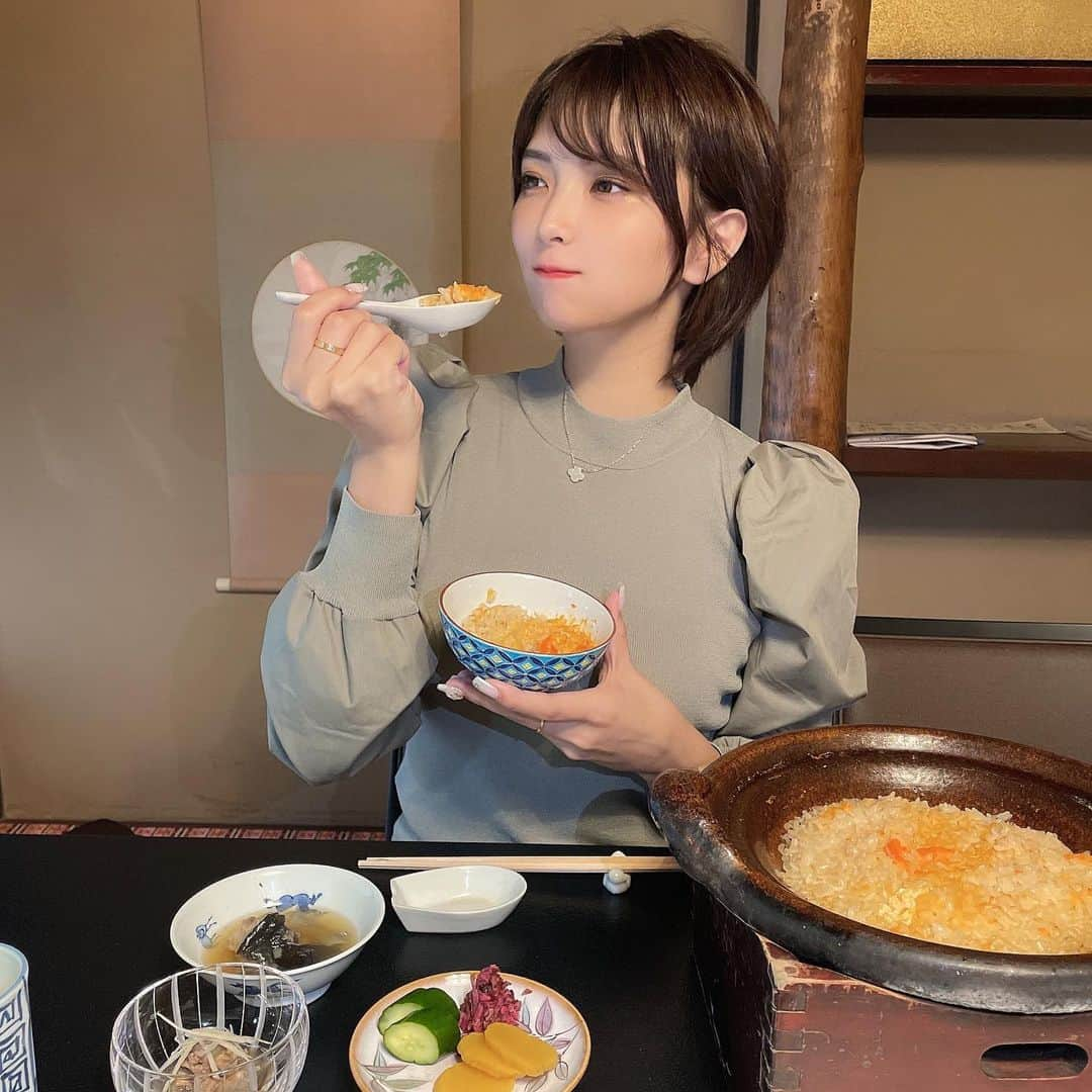 ききまるさんのインスタグラム写真 - (ききまるInstagram)「人生初の、、、♡ . スッポン🐢！！ ちょっと鶏肉に近い感じだった♪ プルプルで栄養価高そう！ おいしかった♡ . また食べたい〜♪ . #スッポン鍋 #スッポン料理 #京都観光 #京都グルメ #京都ランチ #京都旅行 #京都散策 #タビジョ　#たびじょ　#国内旅行 #すっぽん #すっぽん料理 #すっぽん鍋 #すっぽん料理大市 #名店　#老舗　#京都老舗 #スッポンスープ #スッポン雑炊 #ききグルメ　#グルメ女子 #ご当地グルメ  #京都ごはん」8月28日 15時33分 - kikigram_97