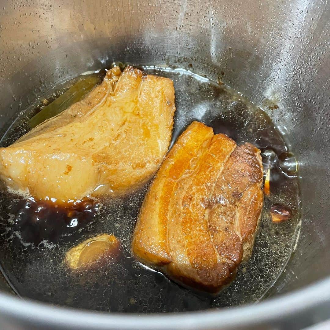神尾佑のインスタグラム：「焼豚を作りました。だいぶ慣れてきた。ほんとはでかい鍋に山ほど作りたい笑。」