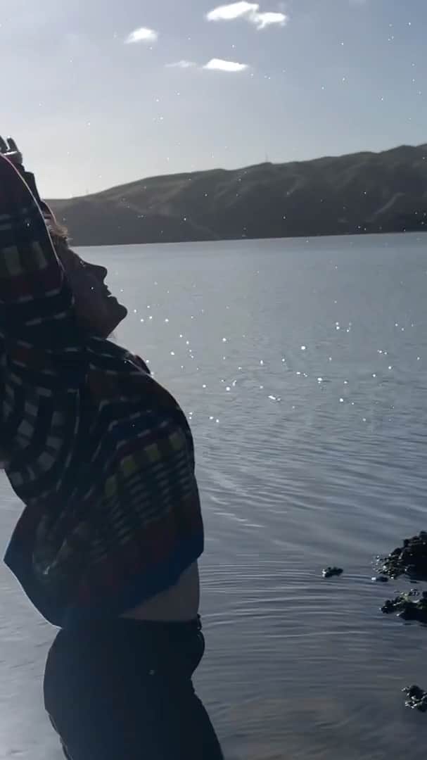 のインスタグラム：「A fun little music video I made with Troy Kingi’s song Call My Name 💛 @troykingi you’re a legend ✌️ thanks to Lo, Dad, Harry and Car for filming 😘  Go to @sounz_nz to discover and listen to more kiwi artists 🙌」