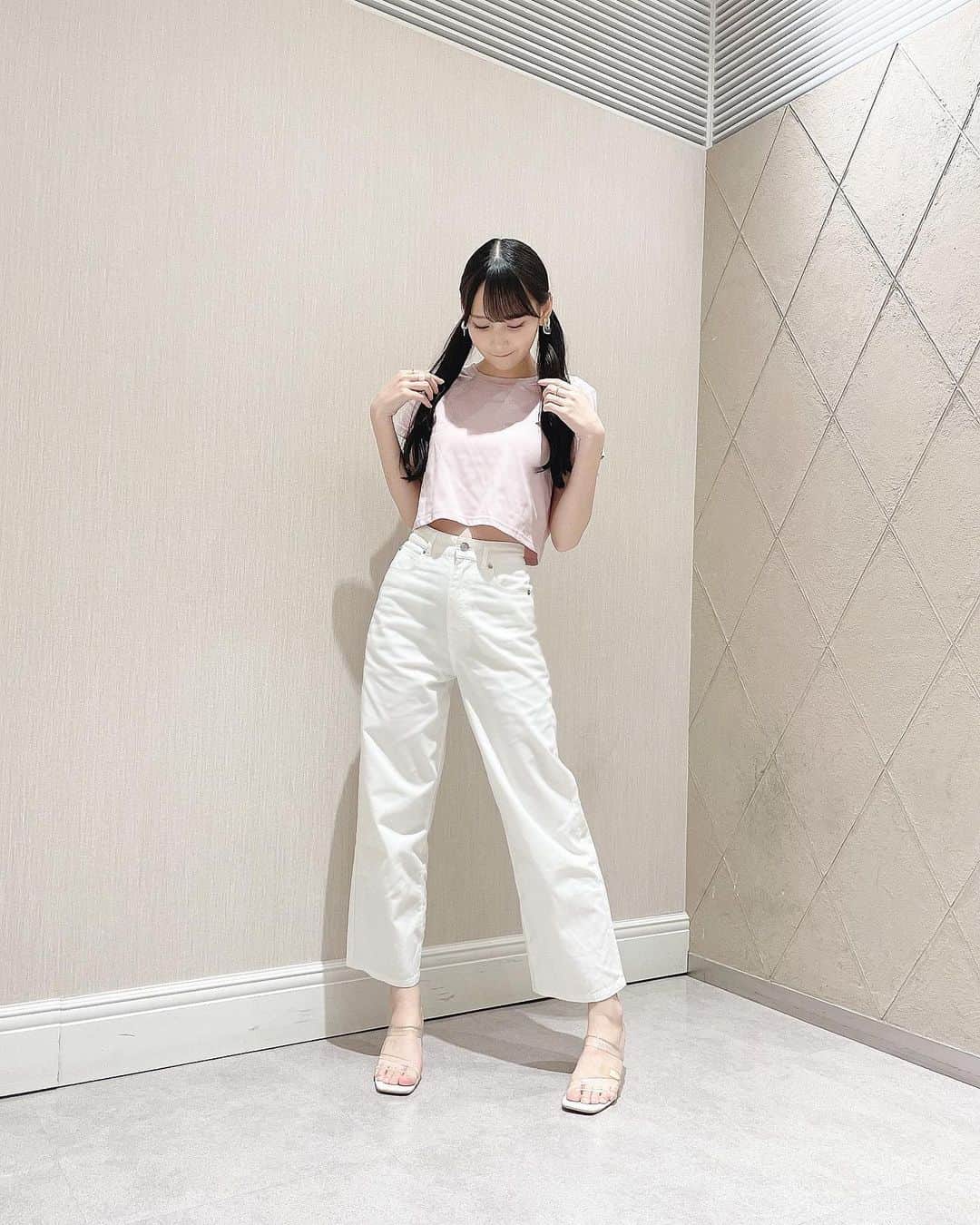 鈴木瞳美のインスタグラム：「❤︎  私服 𓂃 🍦  ｔｏｐｓ：#mmeeme  ｂｏｔｔｏｍ：#grl  ｓｈｏｅｓ：#randa   めずらしいパンツコーデ 👼🏻 ミニ丈のＴシャツがすっごくかわいいの 〜 ❤︎」