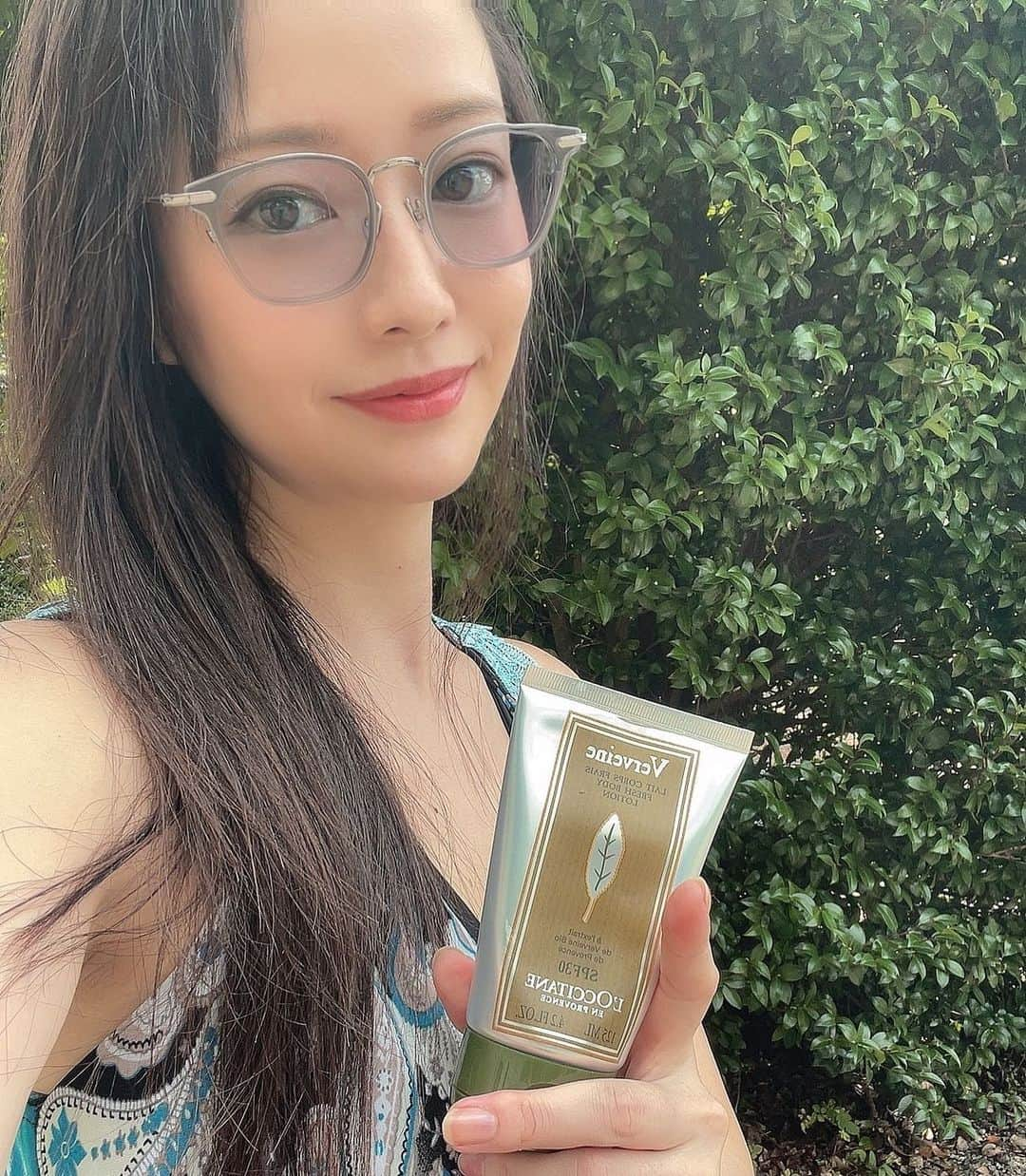 吉山りささんのインスタグラム写真 - (吉山りさInstagram)「💄💋✨  モデル歴25年の吉山りさが独断と偏見で選ぶ  勝手にオススメ美容アイテム🥰  🕶今回はロクシタン  『ヴァーベナUVフレッシュボディローション』☀️  (ﾟ∀ﾟ)ｷﾀｺﾚ💘  お友だちに頂いた日焼け止め乳液👯‍♀️ レモン系の香りが超最高😍💕  めちゃくちゃ柑橘系の香りフェチです🥰✨  塗ったあとも  白浮きしない 肌が重くならない 皮膚もピキピキしない😍  普段はミストだけど想像以上に良くて これ、リピート決定💋😍💕  しかも大容量👯‍♀️✨  #勝手にオススメ美容アイテム  #ロクシタン #日焼け止め #日焼け止めクリーム #loccitane #美肌  #ヴァーベナ   #吉山りさ #美容 #フリーモデル #instagood #instalike #instapic #アラフォーママ  #モデル #写真 #instamodel #model  #single #mom #Japanese #40代ファッション #40代  #温泉 #温泉ソムリエ #お酒 #温泉女子 #ワンピース #uv #日焼け対策   私の夏は まだ終わらない終わらせない😎💋  🌺🌴🏖」8月28日 8時40分 - oreorerisa