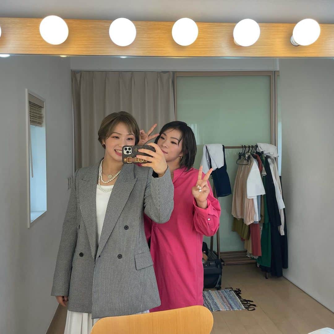 川井友香子さんのインスタグラム写真 - (川井友香子Instagram)「. 先日、姉とVOCEさんの撮影をしてきました ☺︎ 自分じゃ出来ないメイクしてもらって、 普段着ないような服が着れて楽しかったです👗💄 素敵なケーキと花束もありがとうございました😌♡ . 来週、VOCEさんのwebページで 公開されるみたいです💫」8月28日 9時02分 - yukako_kawai27