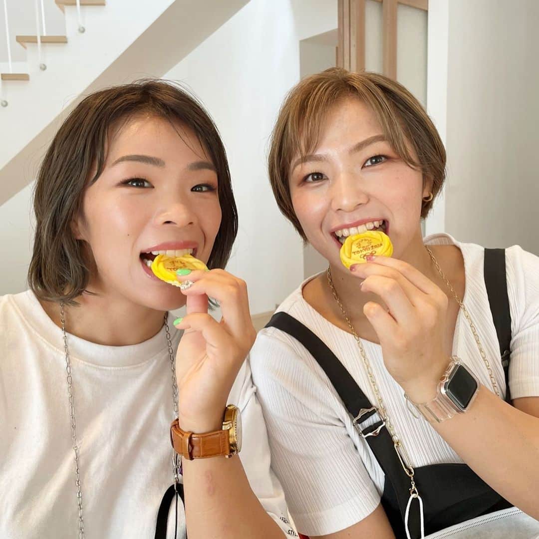 川井友香子さんのインスタグラム写真 - (川井友香子Instagram)「. 先日、姉とVOCEさんの撮影をしてきました ☺︎ 自分じゃ出来ないメイクしてもらって、 普段着ないような服が着れて楽しかったです👗💄 素敵なケーキと花束もありがとうございました😌♡ . 来週、VOCEさんのwebページで 公開されるみたいです💫」8月28日 9時02分 - yukako_kawai27