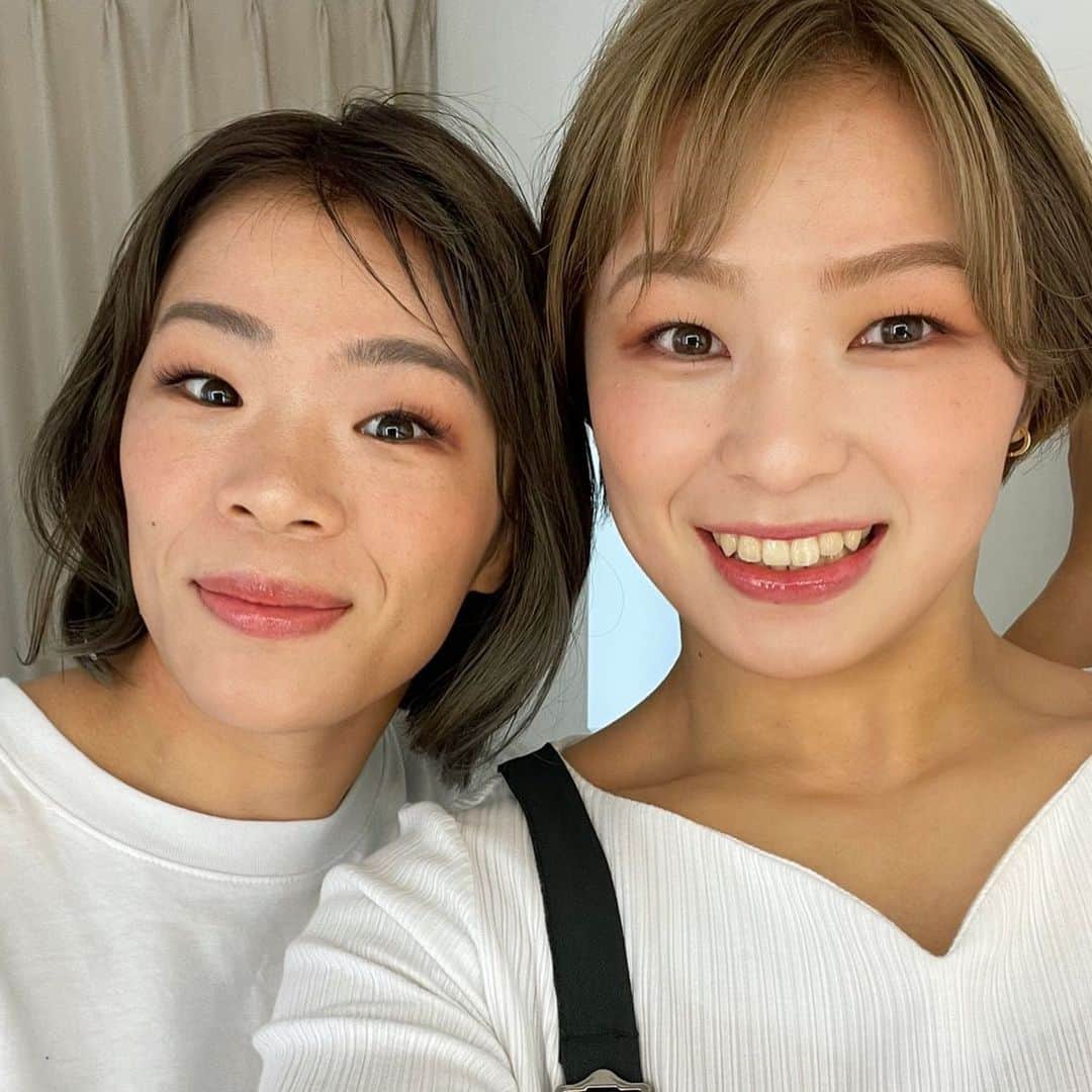 川井友香子さんのインスタグラム写真 - (川井友香子Instagram)「. 先日、姉とVOCEさんの撮影をしてきました ☺︎ 自分じゃ出来ないメイクしてもらって、 普段着ないような服が着れて楽しかったです👗💄 素敵なケーキと花束もありがとうございました😌♡ . 来週、VOCEさんのwebページで 公開されるみたいです💫」8月28日 9時02分 - yukako_kawai27