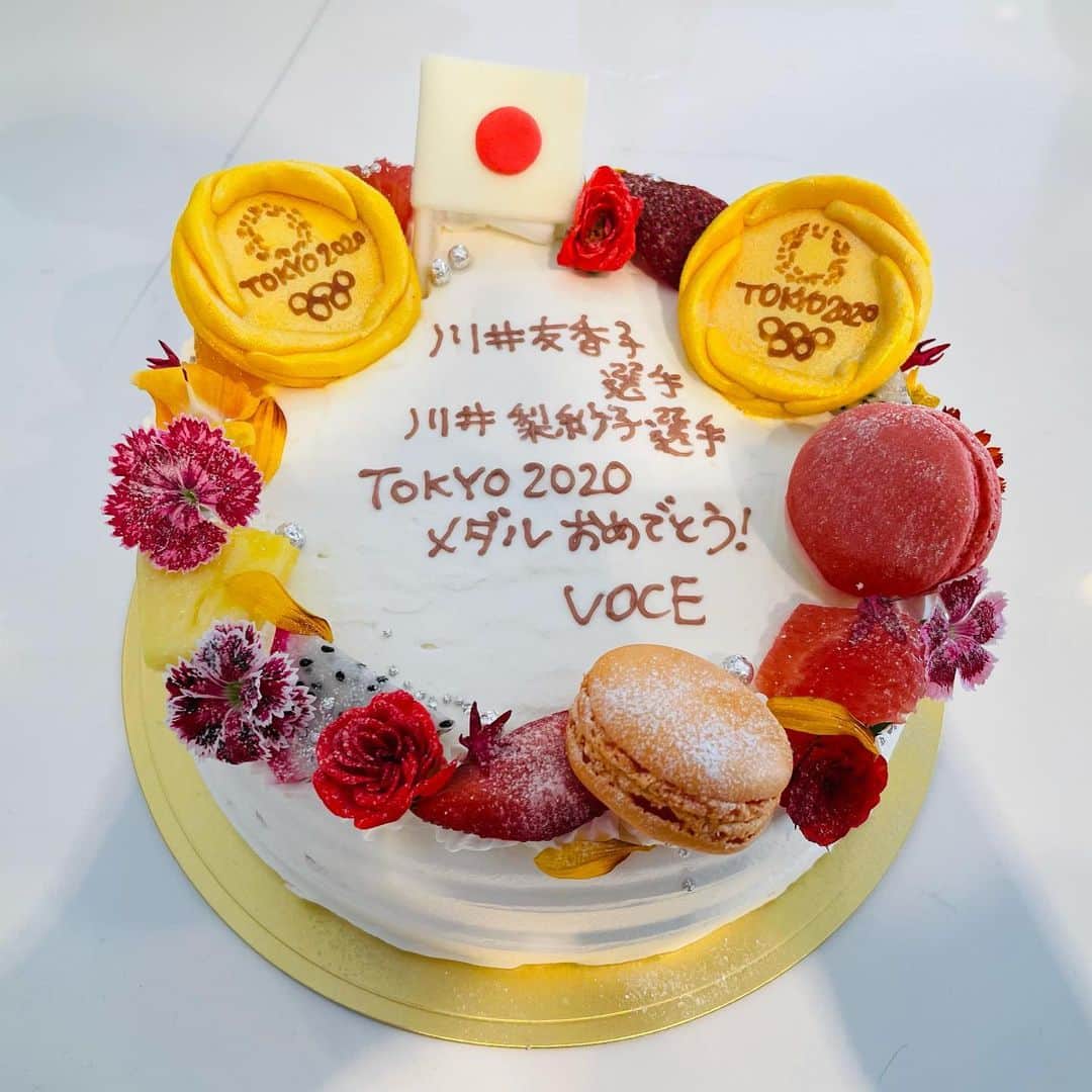 川井友香子さんのインスタグラム写真 - (川井友香子Instagram)「. 先日、姉とVOCEさんの撮影をしてきました ☺︎ 自分じゃ出来ないメイクしてもらって、 普段着ないような服が着れて楽しかったです👗💄 素敵なケーキと花束もありがとうございました😌♡ . 来週、VOCEさんのwebページで 公開されるみたいです💫」8月28日 9時02分 - yukako_kawai27