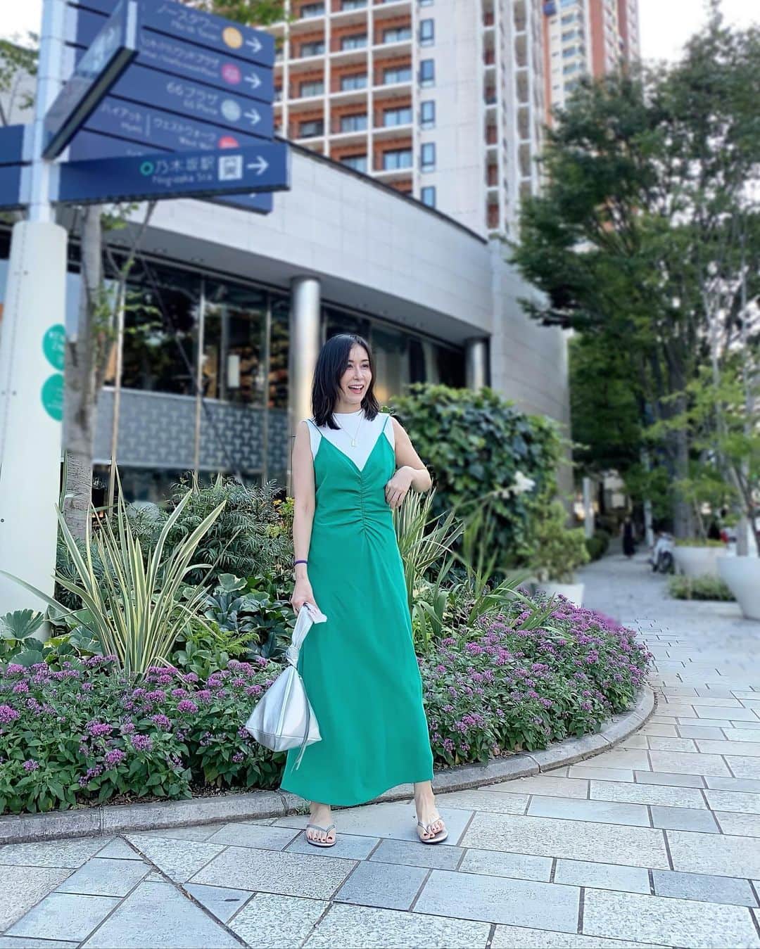 笹倉麻耶さんのインスタグラム写真 - (笹倉麻耶Instagram)「夏がもうすぐ終わるのに 着ていなかった服がけっこうある😅  昨日は春に買ってたワンピ着て お出かけしました😊  緑は色の中でも合わせやすくて すごく好き。 このところ何年か流行ってるから 買いやすいよね💚  Dress/ @zara  Bag/ @chieko6  Sandals/ @storynine_jp   ・ ・ #ワンピース #ザラジョ #ザラコーデ #ファッションコーデ #ファッション好きな人と繋がりたい #大人コーデ #夏コーデ #ファッションスナップ #アラフォーコーデ #パーソナルカラー診断」8月28日 9時15分 - nicomaya2525