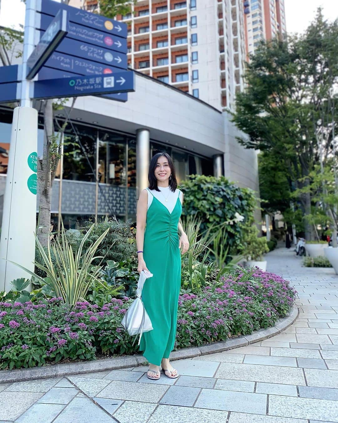笹倉麻耶さんのインスタグラム写真 - (笹倉麻耶Instagram)「夏がもうすぐ終わるのに 着ていなかった服がけっこうある😅  昨日は春に買ってたワンピ着て お出かけしました😊  緑は色の中でも合わせやすくて すごく好き。 このところ何年か流行ってるから 買いやすいよね💚  Dress/ @zara  Bag/ @chieko6  Sandals/ @storynine_jp   ・ ・ #ワンピース #ザラジョ #ザラコーデ #ファッションコーデ #ファッション好きな人と繋がりたい #大人コーデ #夏コーデ #ファッションスナップ #アラフォーコーデ #パーソナルカラー診断」8月28日 9時15分 - nicomaya2525