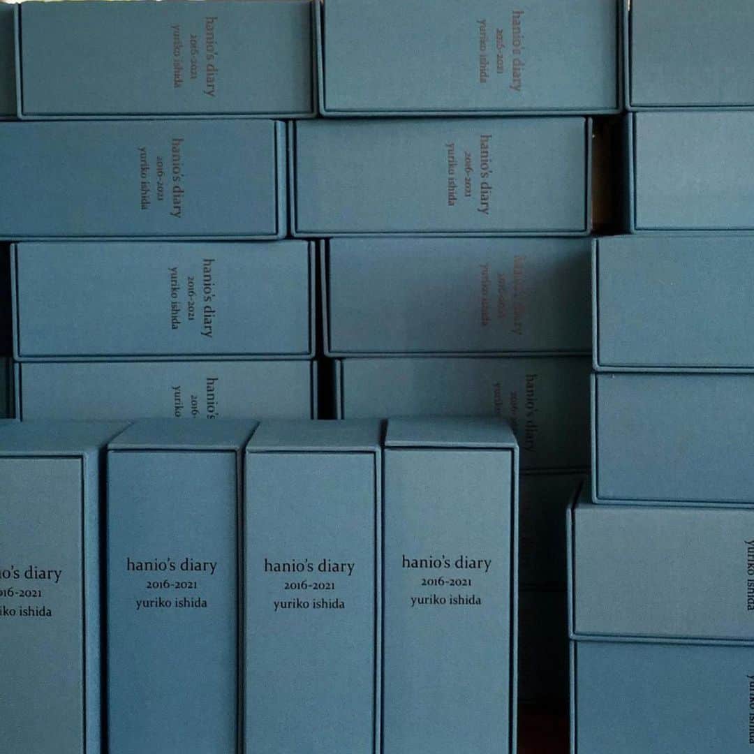 石田ゆり子さんのインスタグラム写真 - (石田ゆり子Instagram)「ハニオ日記ものがたり。 @truckfurniture の ひりんこちゃん @h_i_r_i_n_k_o が ハニオ日記の青い箱入り３冊セットを 販売してくださいました。 (注　👀🙏🏻このセットの販売は既に終了してます！) わたしたちも本当は この形で本屋さんに並べたかったのですが、 青い箱はあまりにもたくさんのこだわりを 詰め込んだ上に手作りなので 製造に時間がかかり… ひりんこちゃんは 行動力と慈愛、 そして美意識のかたまりのようなひとで こんなにたいへんなことを やったるでーーー！！！ 動物たちのためやから！！と びっくりするほどのスピードで 行動してくださり。 こんな時じゃなければほんとは TRUCKの素敵なお店に ずらりと並んだ青い箱セットを 見ることができたはず。 心を込めたTRUCKの愛情ラッピングで 予約してくださった皆様の手元に。 ハニオ日記、 たくさんのみなさんの愛情で世の中に 羽ばたいています。 感謝しかないです。 ゆりごろう涙。😭😭😭🙏🏻🙏🏻🙏🏻 ちなみに、 ハニオ日記の印税の使い道は、 しっかりと報告しますね。」8月28日 9時44分 - yuriyuri1003