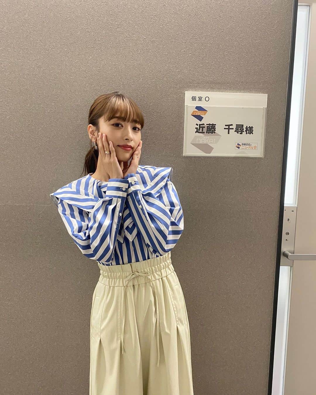 近藤千尋のインスタグラム：「この後12:00から テレビ朝日 中居正広のニュースな会 是非見てくださいね📺💞 リモートで参加しています❗️✨  今日もがんばりまっしょい🤍🤍 お休みの人はゆっくり休んでね🥰  ウェア @31philliplim  ピアス @__ukiyosioka  イヤカフ @do_la.official  シューズ @charleskeith_jp」