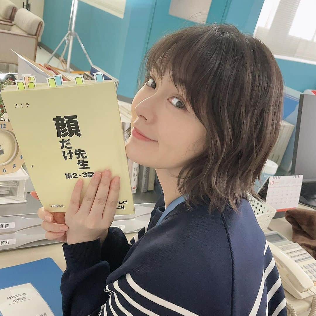 貫地谷しほりのインスタグラム：「顔だけ先生 に亀高先生役で出演します。 とっても楽しい現場です。 こないだは神尾くんと本番中 笑いが止まらなくなって 帰れないんじゃないかと思いました。 楽しみにしていてください(o^^o) #土ドラ #顔だけ先生 #10月 #9日 #スタート です」
