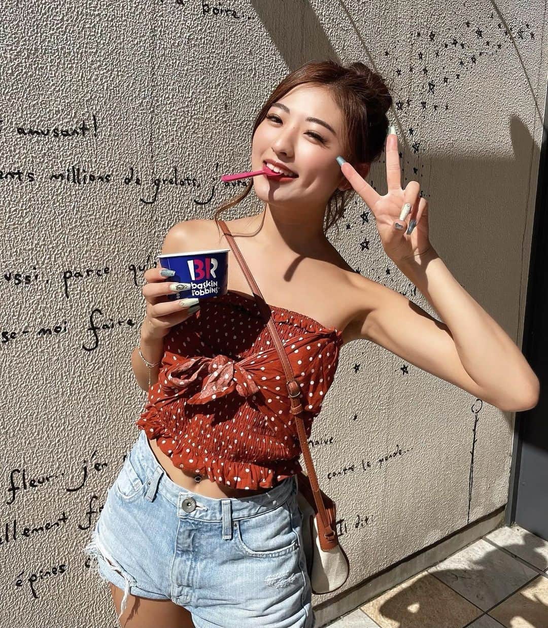 MIYABIのインスタグラム：「good morning🌼  朝からサーティーワン食べちゃったぁん😋 スモールダブルでストロベリーチーズケーキとレーズンなんちゃらがお決まりなの🍦🍓  お父さんが撮ってくれたんだけど周りの目を気にしてて、めちゃくちゃ恥ずかしそうだった🤣  ごめんよぉ🙏🥺  それではレッスン行ってきます💃 素敵な1日を❤️  #cyberjapandancers #サイバージャパンダンサーズ #cjd_miyabi #ミヤビーム  #ミヤビコーデ」