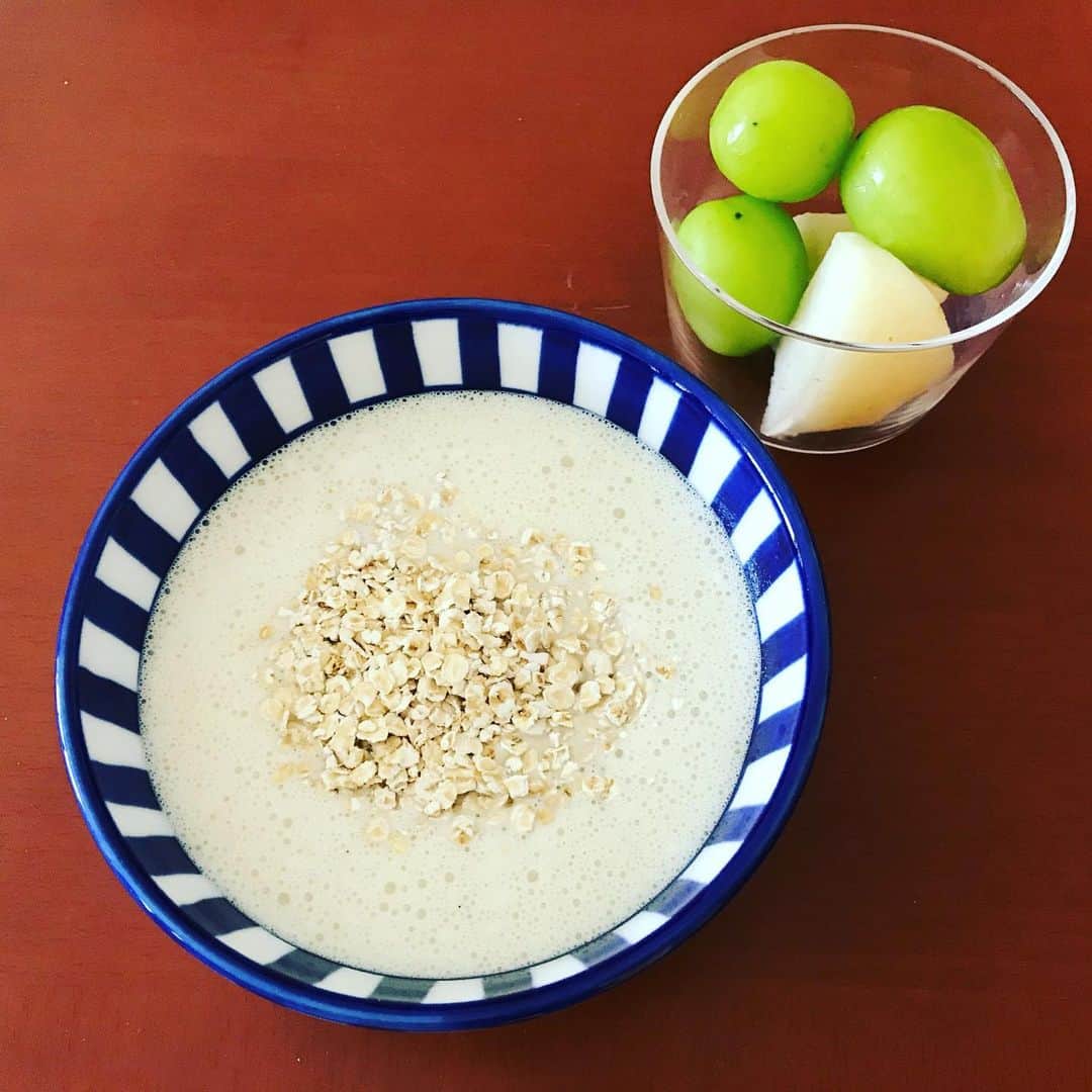 馬場典子さんのインスタグラム写真 - (馬場典子Instagram)「ヘルシーに朝食を。 #ソイプロビューティー を #豆乳 でシェイクして #オートミール を添えて。 頂きもののシャインマスカットと梨と。  #大豆食品 #おうちごはん  #イソフラボン  #馬場典子 #ばばちゃんネル  #グルメではなく食いしん坊」8月28日 11時02分 - baba_channel