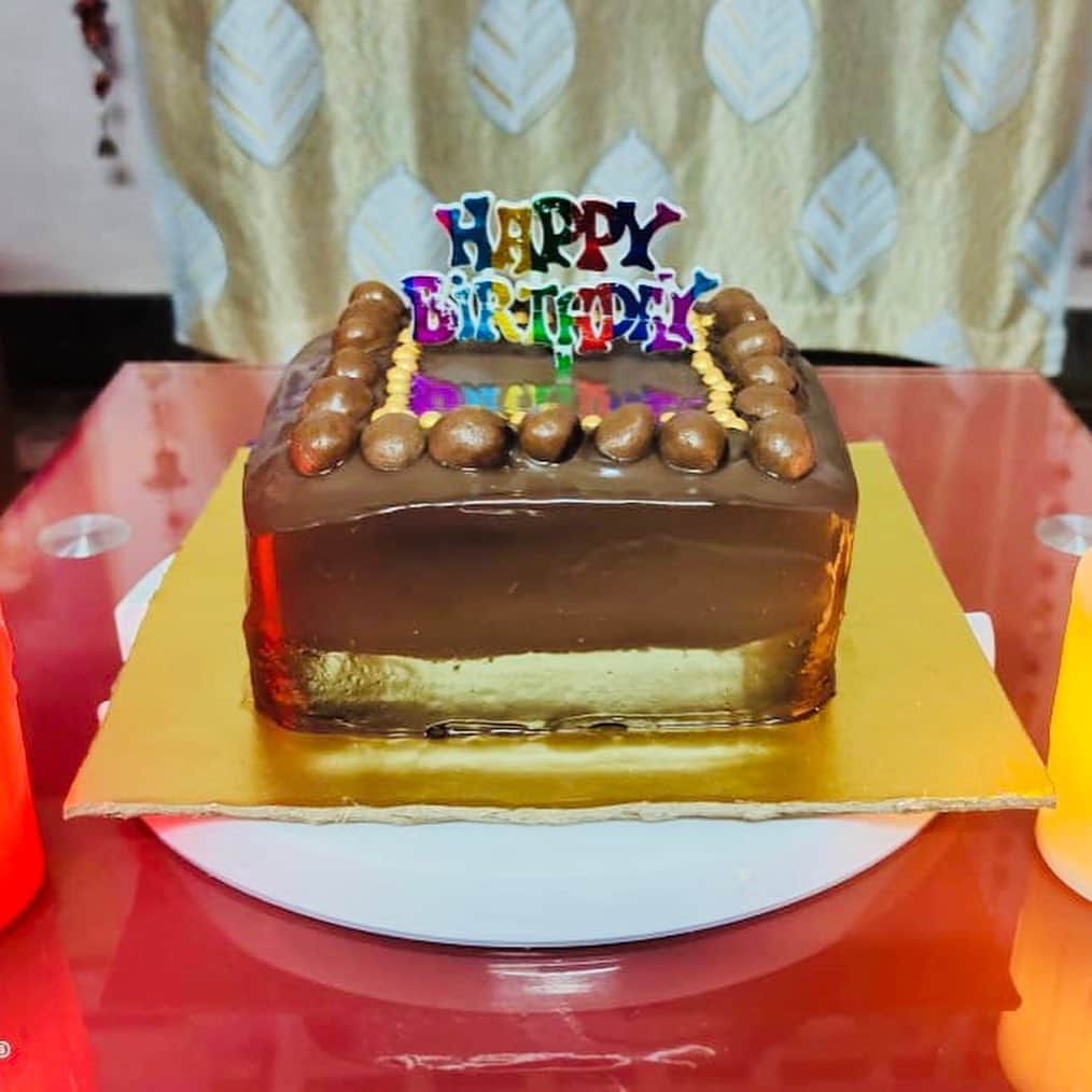 SUPER CAKESのインスタグラム：「These are few last minute cakes for celebrations and we actually had nothing at home to decorate those cakes😜 P.S.- Well I had only two hours to come up with something with the minimal ingredients(in most cases) and almost zero cake decorations available at home 🙈🤦🏻‍♀️But trust me it tasted heavenly certified by my family 🥳💃🤎🤎」