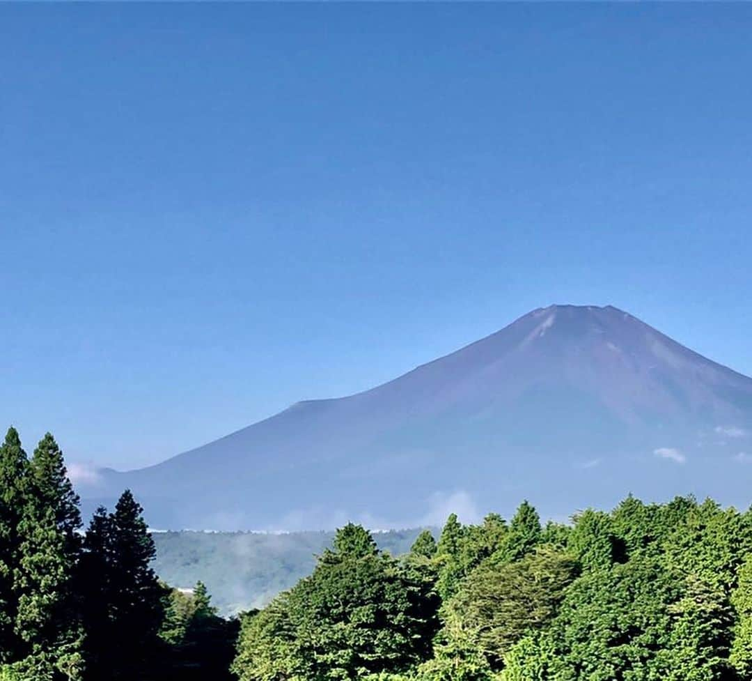 渡辺裕之のインスタグラム：「今朝の富士山  昨日は マルハンカップ太平洋クラブシニアのプロアマフェスに参加させてもらいました。 渡辺司プロと回りました。番組で長くお世話になった深堀プロにも久々の再会 本戦は今日と明日 #富士山  #第8回マルハンカップ太平洋クラブシニア  #深堀圭一郎プロ  #渡辺司プロ  #太平洋クラブ #シニアツアー」