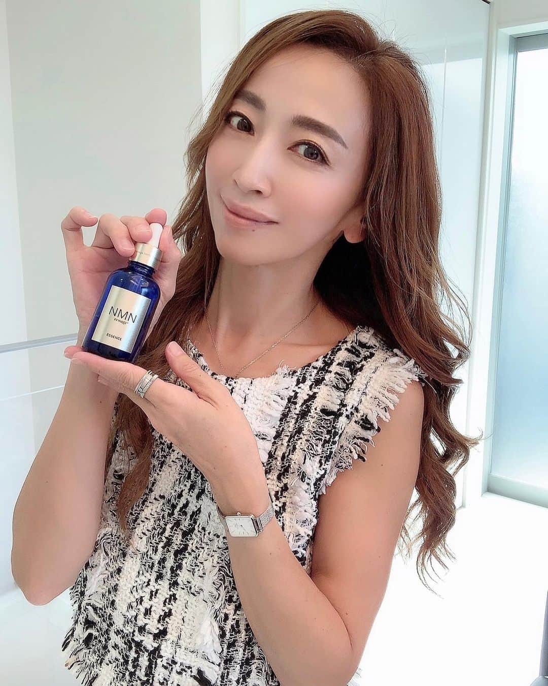 のインスタグラム：「@nmnrenage_officialの「renage ESSENCE」お気に入りすぎてリピしたよ♡  メディアで話題の最新エイジングケア成分〝NMN”を配合した美容液 ✨✨  百貨店でも取り扱いがあるから安心で確かな製品🍀  NMN renage ESSENCEにはNMNだけでなく6つのグロスファクターや2種類のヒアルロン酸も配合されているから、お肌のハリUPも実感できるよ💕  こっくりとしたとろみのあるテクスチャーだけど、お肌にスーッと浸透されて、使えば使うほどお肌がみずみずしくなってツヤ感が出てくる😊  NMN配合といえば高級なイメージだけど、 50mlも入っててコスパも良いよ🍀  #NMN#nmnrenage#美容液 #美肌#美肌ケア#エイジングケア#アンチエイジング#グロスファクター#ヒアルロン酸#美容#美容好き#コスメ #コスメ大好き#コスメ好き#コスメ紹介#コスメレポ#おすすめコスメ#コスメ垢#コスメオタク#化粧品#美容マニア#コスメレビュー#コスメ紹介#コスメ好きさんと繋がりたい#美容女子 #beauty#cosme#skincare  高級美容液 @nmnrenage_officialの「renage ESSENCE」を使ってみたよ😊 .  最近ハマってるエイジングケア成分〝NMN”♡  愛用してるのは百貨店でも取り扱いのある@nmnrenage_official「NMN renage」✨  美容液を使ってたんだけど、美容乳液もあると聞いて「NMN renage MILK」も使い出したよ😊  NMN renage MILKにはNMN以外にも6つのグロスファクターや2種類のヒアルロン酸、コラーゲン、スクワランなどエイジングに効果大の美容成分がたっぷり💕  とろみのあるテクスチャーがなめならかな色ムラのないお肌に導いてくれ、お肌にツヤ感とハリ感をもたらし、翌朝すこぶる調子がいい♡ . NMN配合といえば高級なイメージだけど、 100mlも入っててコスパも良いよ🍀 . #NMN#nmnrenage#乳液 #美肌#美肌ケア#エイジングケア#アンチエイジング#グロスファクター#ヒアルロン酸#美容#美容好き#コスメ #コスメ大好き#コスメ好き#コスメ紹介#コスメレポ#おすすめコスメ#コスメ垢#コスメオタク#化粧品#美容マニア#コスメレビュー#コスメ紹介#コスメ好きさんと繋がりたい#美容女子#すっぴん#すっぴんメイク #beauty#cosme#skincare」