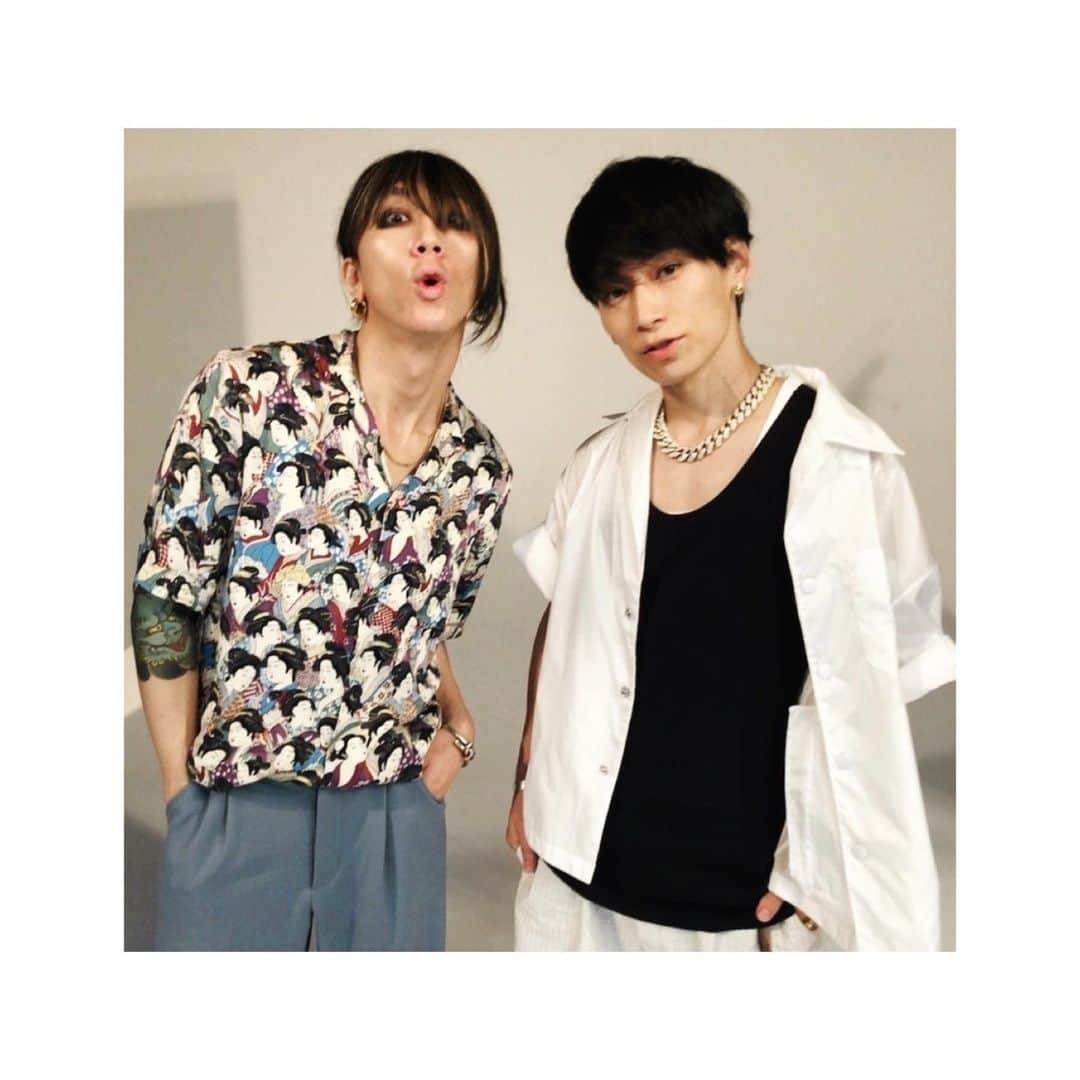 渋谷龍太さんのインスタグラム写真 - (渋谷龍太Instagram)「今月発売ROCKIN'ON JAPAN。 TAKUYA∞（UVERworld)  × 渋谷龍太（SUPER BEAVER)  写真はofficialから拝借。」8月28日 12時11分 - gyakutarou