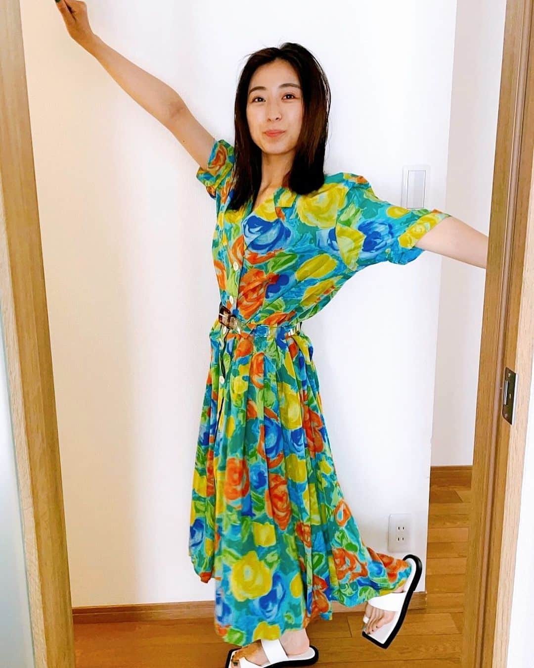 歌川菜穂のインスタグラム：「つい先日「(大学)何年生？😊」と聞かれたばかりですが、29歳になりました🎂 あと、今年に入って結婚しました！ 公表するか迷いましたが、少しでも皆様がホッコリ顔になってくれたらと思い☺️ 29歳たのしむぞ！ (写真のサンダルは当時新品です) (早く履きたかった様子)」