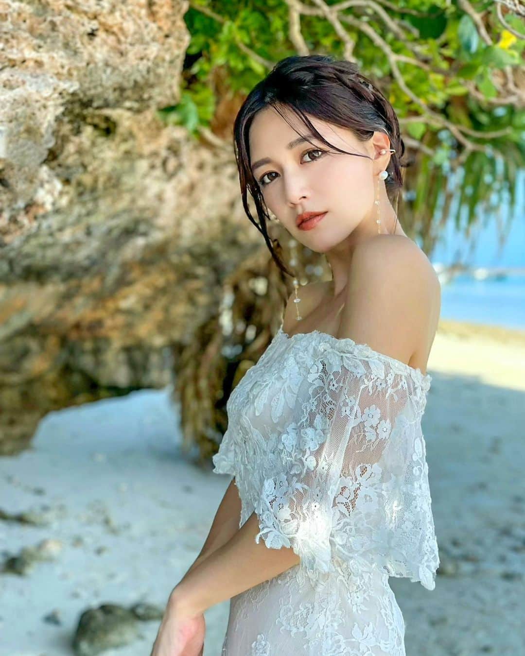のインスタグラム：「こんにちは🌞 . 昨日はインスタライブありがとうございました❣️涙あり笑いありのあっという間の1時間で本当に楽しい時間でした🥰❤️ アーカイブ残したのでよかったらみてくださいね😚❣️ . そんな今日は先日のブライダルモデルでののせきれてなかった写真✨👗 リゾートでドレスってやっぱり綺麗ですよね💕なによりブライダルのモデルのお仕事が決まると女子力が上がる気がします！体型維持、お肌の管理、髪の毛の管理とか徹底するので、定期的にあるといいな〜と思います🙆‍♀️笑 . 私が普段からいつも通ってる @melrose15 に昨日はいってきたんだけどブライダルコースが出来たみたいで❤本当にブライダルに特化した内容だったから気になる方はぜひ💕 私も次の撮影が入ったらお願いしよっと🥰 . 今日も素敵な一日を❣️ . #沖縄ウェディング #沖縄ウェディングフォト #フォトウェディング #リゾートウェディング #ビーチウェディング #結婚式前撮り #プレ花嫁 #ウェディングドレス #ウェディングフォト #ウェディングヘア #マーメイドドレス #mermaiddress #mermaid #weddingdress #weddingphotography #weddinghair #weddingphoto #川平湾 #石垣島 #okinawa #okinawawedding #沖縄 #前撮り #結婚式 #resortwedding #インポートドレス #結婚式ヘアアレンジ #結婚式ドレス #whitedress #weddingdress #ウェディングドレス試着」