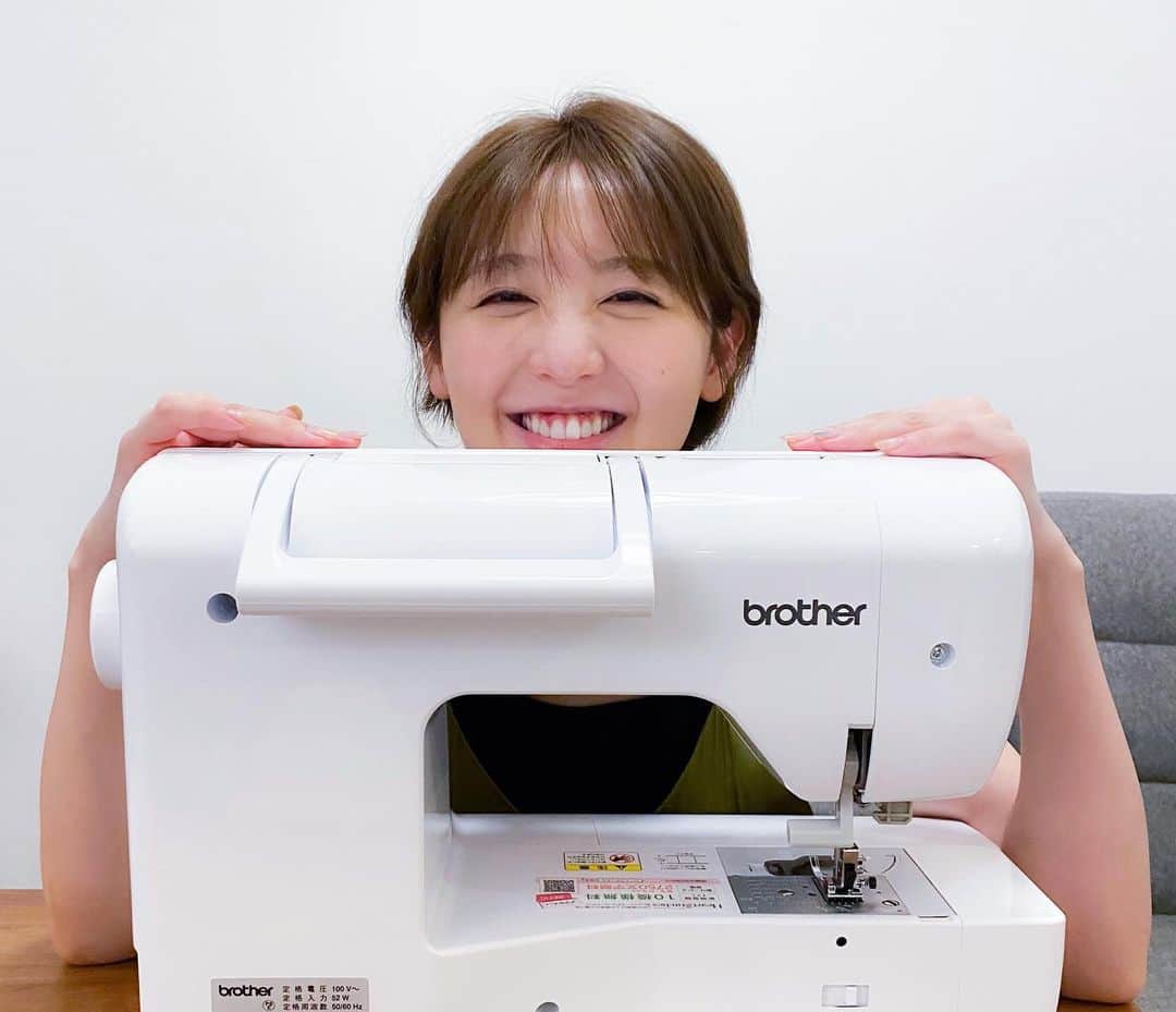 おのののかのインスタグラム：「＊ みなさんから色々とアドバイスいただいて 迷っていたミシン、ゲットしちゃいました🥺🎊  この先も長く使うことを考えて 刺繍機能も付いているもの✨ はたして使いこなせるのか！？😂😂  生まれるまでにベビードレスとか、 作れたら良いな〜、、と思って 本屋さんでちらっと見てみたら すんごく可愛いの〜🥰✨✨✨ 作り方のページをみてみると、、 すんごく難しそう〜😇！！！笑  まずはスタイとかお包みとかからかな？ ベビー服、小物が作れるおすすめの 本などあったら教えてください🥺✨  とりあえず説明書、熟読します👓」