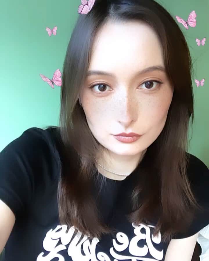 アシュリーのインスタグラム：「나비💜」