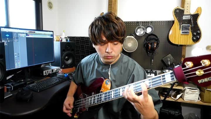 井澤惇のインスタグラム：「昨日リリースされた「Shinkai (feat.Robin Aoki)」の1番激しい部分のベースフレーズ。20代前半の頃のごり押しフレーズを今弾くとなんか。。。めっちゃ速い。。。  #キンニクフレーズ  #すまし顔だけど内心ハァハァいってる」