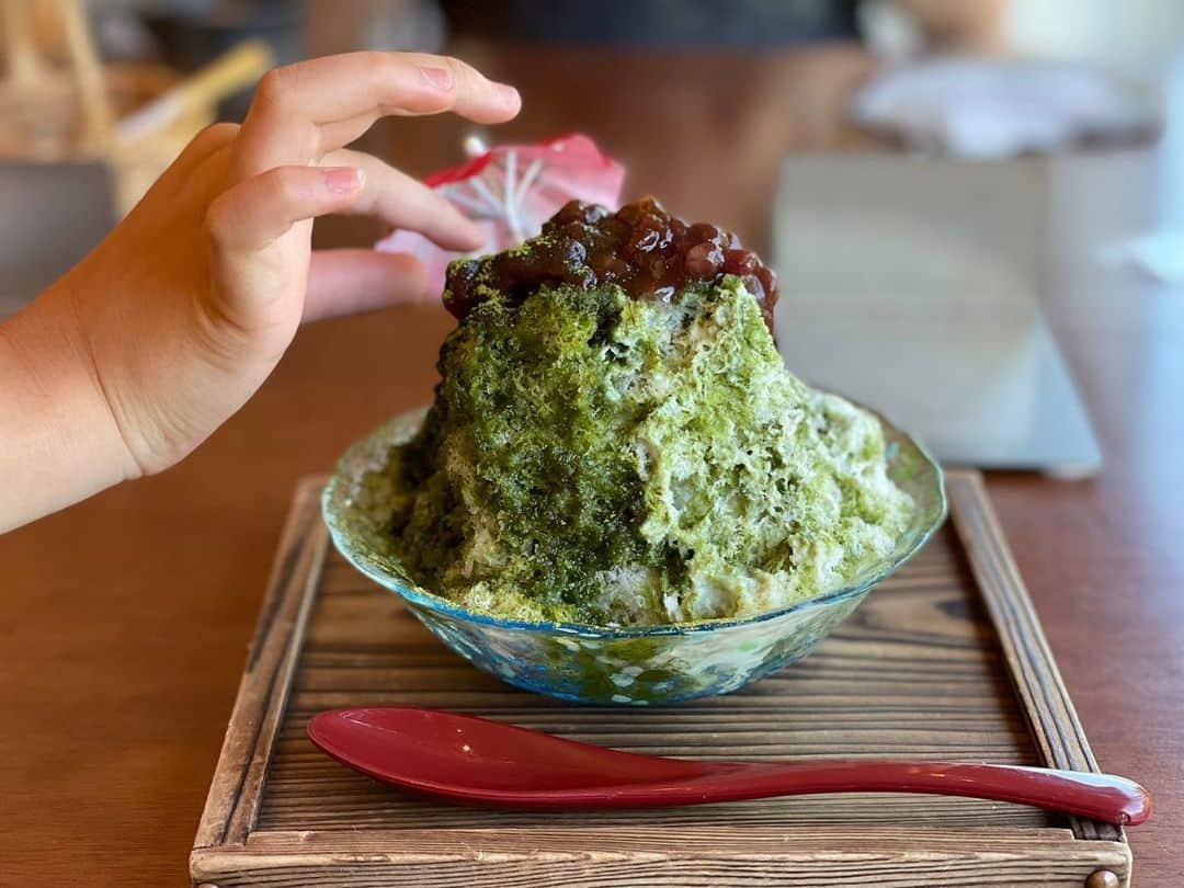 三浦瑠麗さんのインスタグラム写真 - (三浦瑠麗Instagram)「久しぶりにかき氷。 娘は桃シロップ、わたしは宇治金時。  傘をとられた。」8月28日 14時26分 - lullymiura