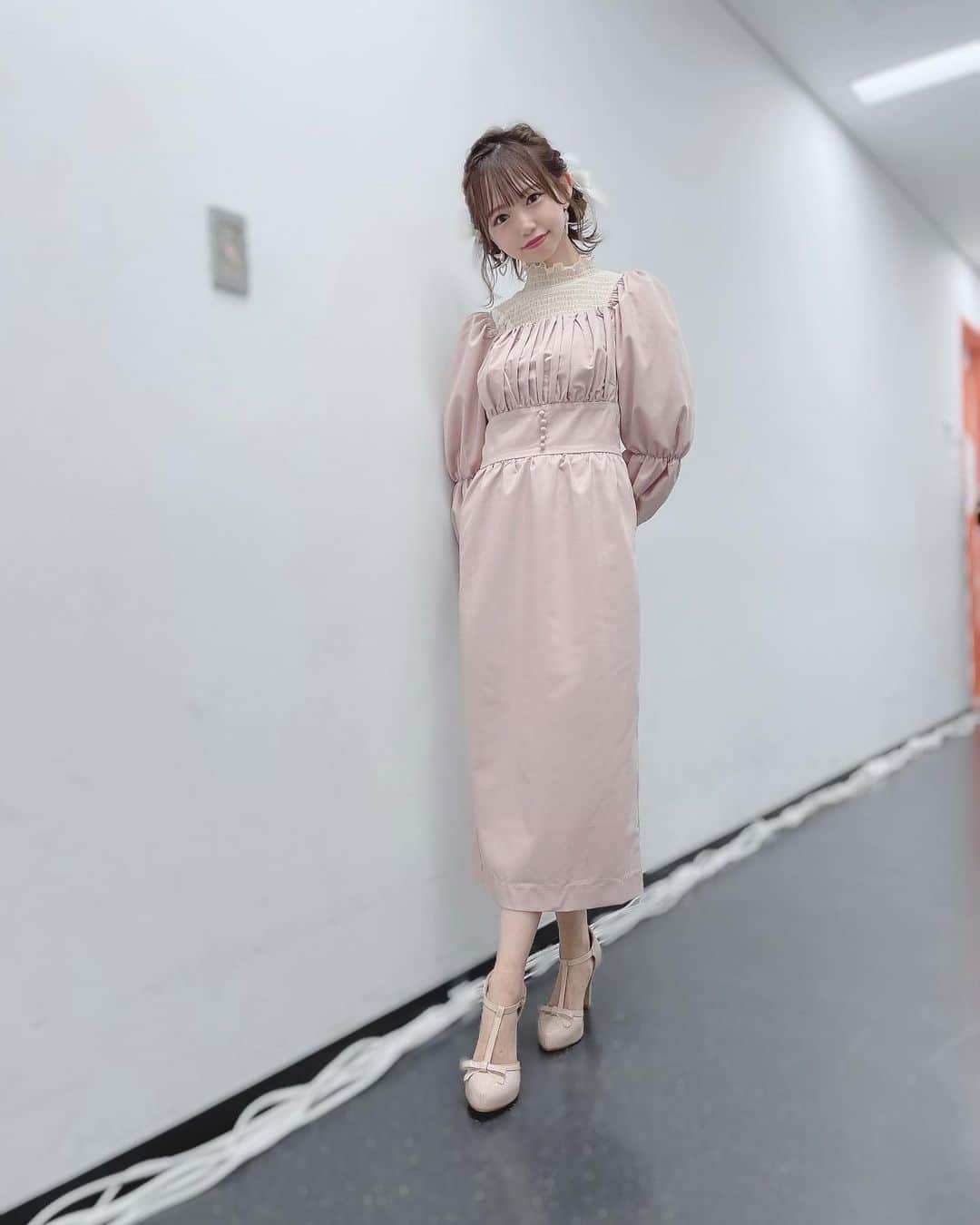 畑美紗起のインスタグラム：「FASHON JAMのステージ ありがとうございました👗💕💕  かわいいお洋服を着てラスアイの音楽で ランウェイ歩けてたのしかったな〜🍓♡  わたしはAND RABBITさんのお洋服で ももなさんと色違いワンピで登場したよ👭🏻  そしてなんとコラボのお洋服を作らせていただくことになりました！ すごすぎる！！！！！！  記事や色などなど考えて 秋らしいかわいいワンピースとスカートを製作中です…🪡  ラフォーレ原宿さんで10月13日～10月26日 popupストアを開かせていただき コラボのお洋服が販売されます👗💕💕  楽しみにしていてください🕊🤍  #ラストアイドル #畑美紗起 #andrabbit #ファッション #ファッションコーデ #fashion #instagood #me」