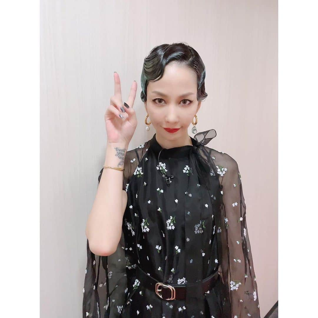 中島美嘉さんのインスタグラム写真 - (中島美嘉Instagram)「. 見てくださった方 ありがとう ございました！  #FNS #ラフアンドミュージック #ORION #TORIMAKI @erdem  楽しかった！ 明日ライブ最終日 きてくださる方々 楽しんでもらえるよう 全力でいきます！」8月29日 0時06分 - mikanakashima_official