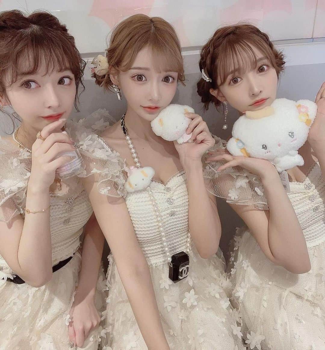 明日花キララのインスタグラム：「3つ子でこぎみゅんのコスプレしたの👼🏻👼🏻👼🏻 頭にえびちゃん付けちゃいました🍤  ゆあぴこぎみゅんガチ勢のわたくしの為にお洋服とカフェ予約してくれてありがとう🥺🥺 きゃりたんいつもお揃いのものプレゼントしてくれてありがとう💍❤︎  とぅきぴ！！」