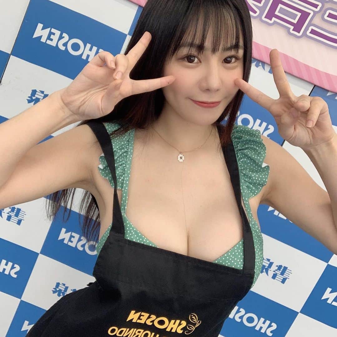 三吉真理子のインスタグラム：「DVD発売イベント@書泉ブックタワー ありがとうございました💓  #グラビア #グラビアアイドル #グラビアdvd #書泉 #書泉ブックタワー #書泉エプロン #撮影会 #撮影会モデル」