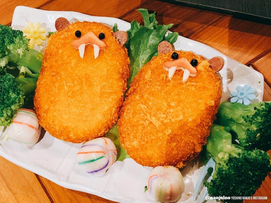 南條愛乃のインスタグラム：「【あいこめ】 現在配信中の「エオルゼアより愛をこめて」 かやのんこと茅野愛衣ちゃんがゲストです☺️ ⁡ そして番組内でいただいたエオルゼアカフェのメニュー 「ジャイアントビーバーコロッケ」 ⁡ 小分けにしても可愛い 食べても可愛い(おばけ風👻) ⁡ 衣もサクサクで美味しかった〜😉✨ ⁡ あいこめは、響ラジオステーションと音泉にて配信中です〜」