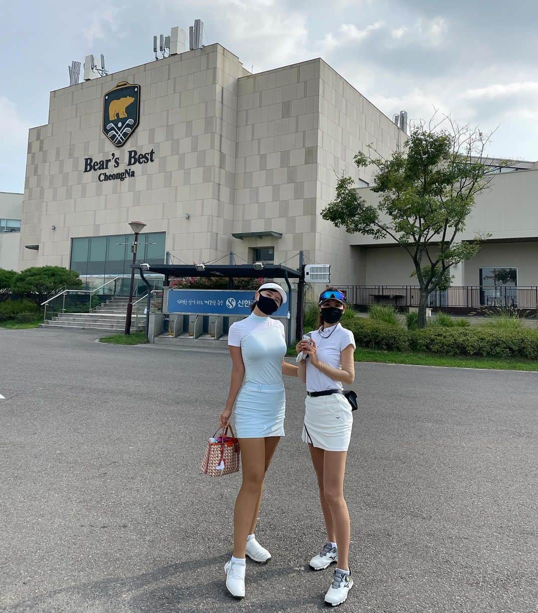 リュ・ジヘのインスタグラム：「즐거운 청라 라운딩~💕  #골프 #테일러메이드 #golfswing」